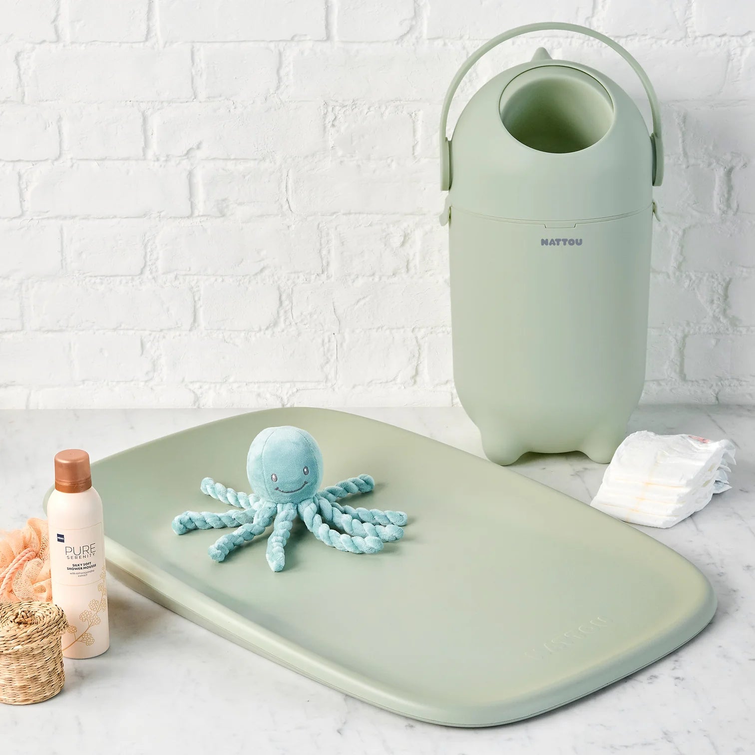 secchio-mangia_pannolini-colore-verde-articoli-per-neonati-com-materassino-fasciatoio
