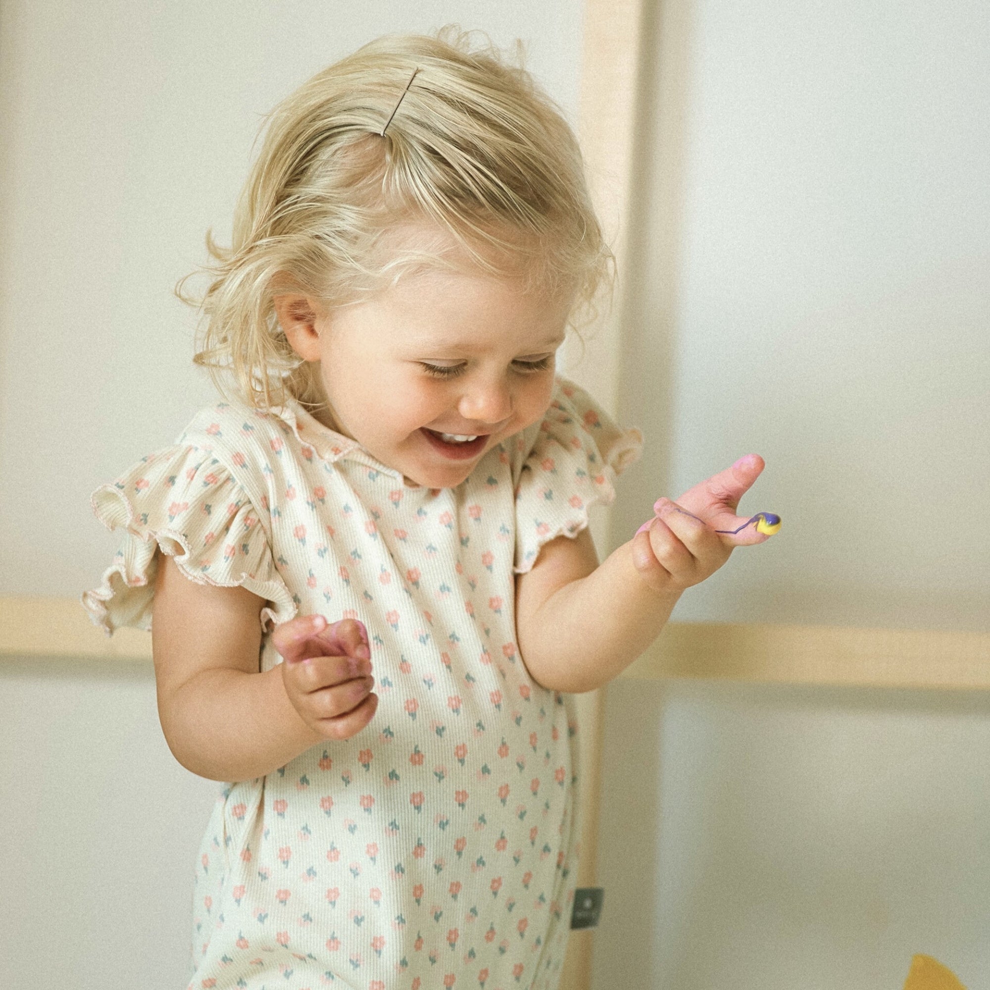 bambina-che.indossa.pagliaccetto-modello-estivo-colore-rosa-fantasia