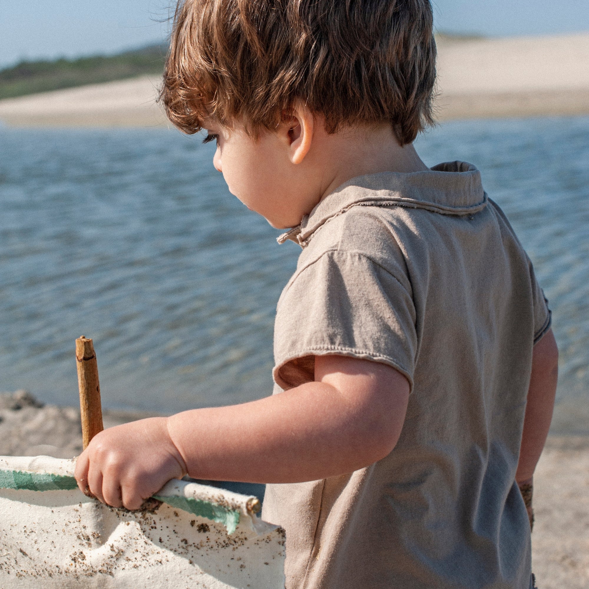 maglia-con-collo-aperto-con-bottoni-davanti-colore-nocciola-outfit-bambino