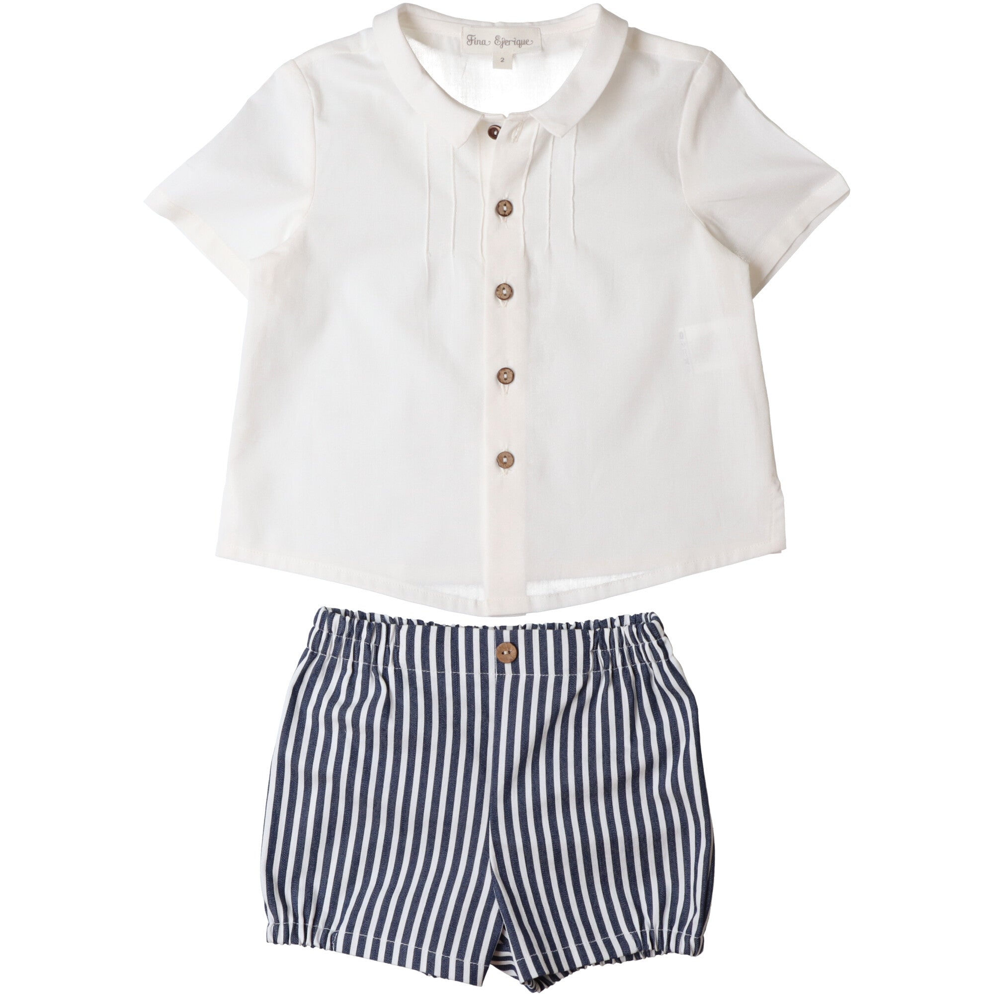 camicia-colore-bianco-e-pantalone-corto-a-righe-blu