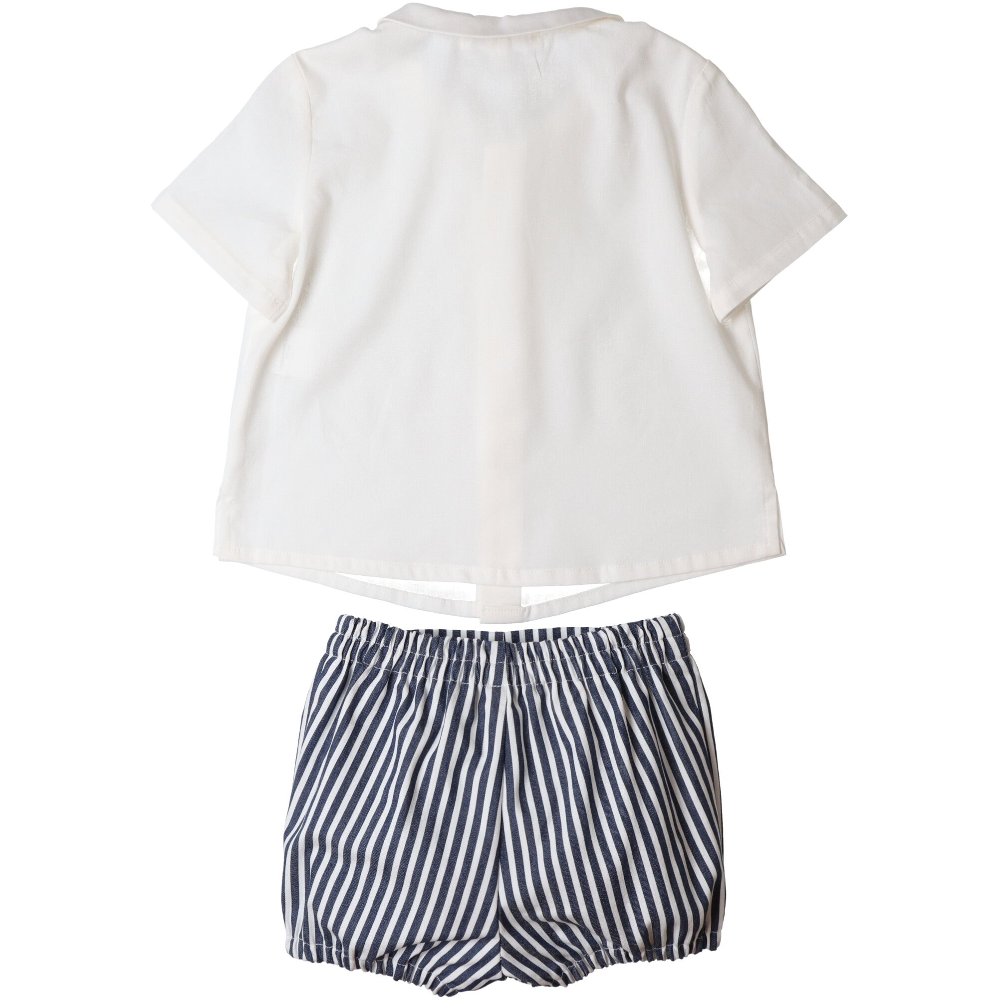 camicia-colore-bianco-e-pantalone-corto-a-righe-blu