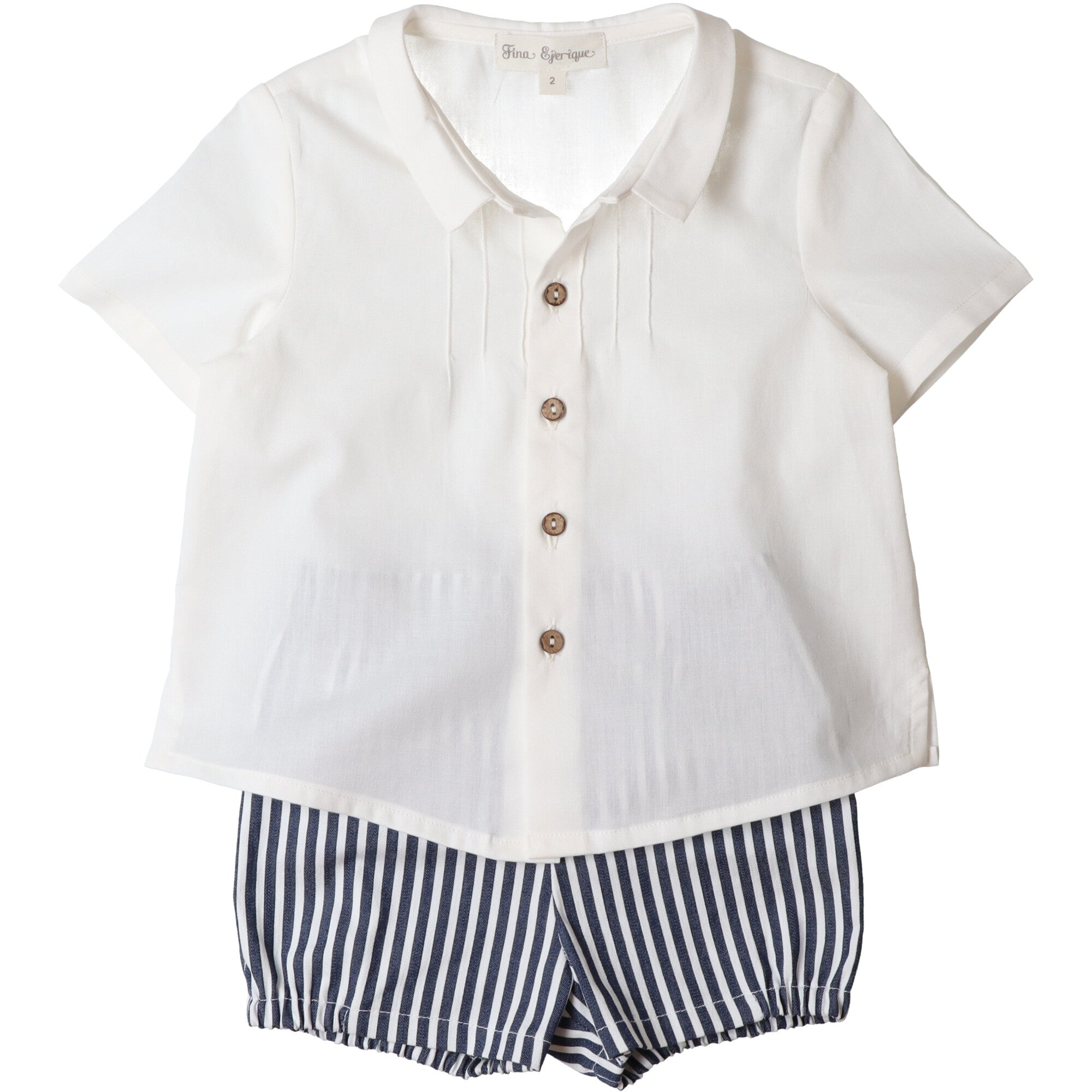 camicia-colore-bianco-e-pantalone-corto-a-righe-blu