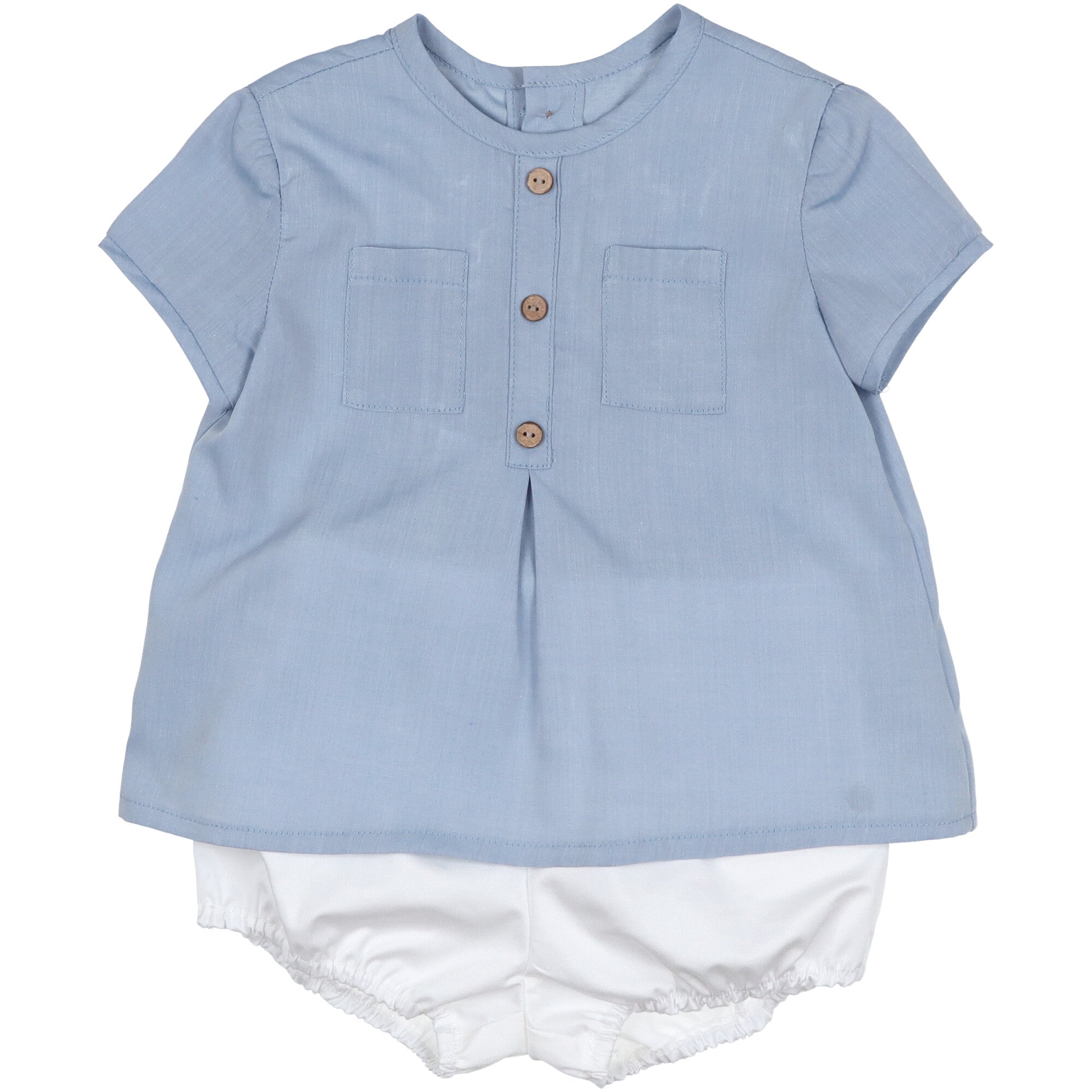 camicia-azzurra-e-pantalone-corto-bianco