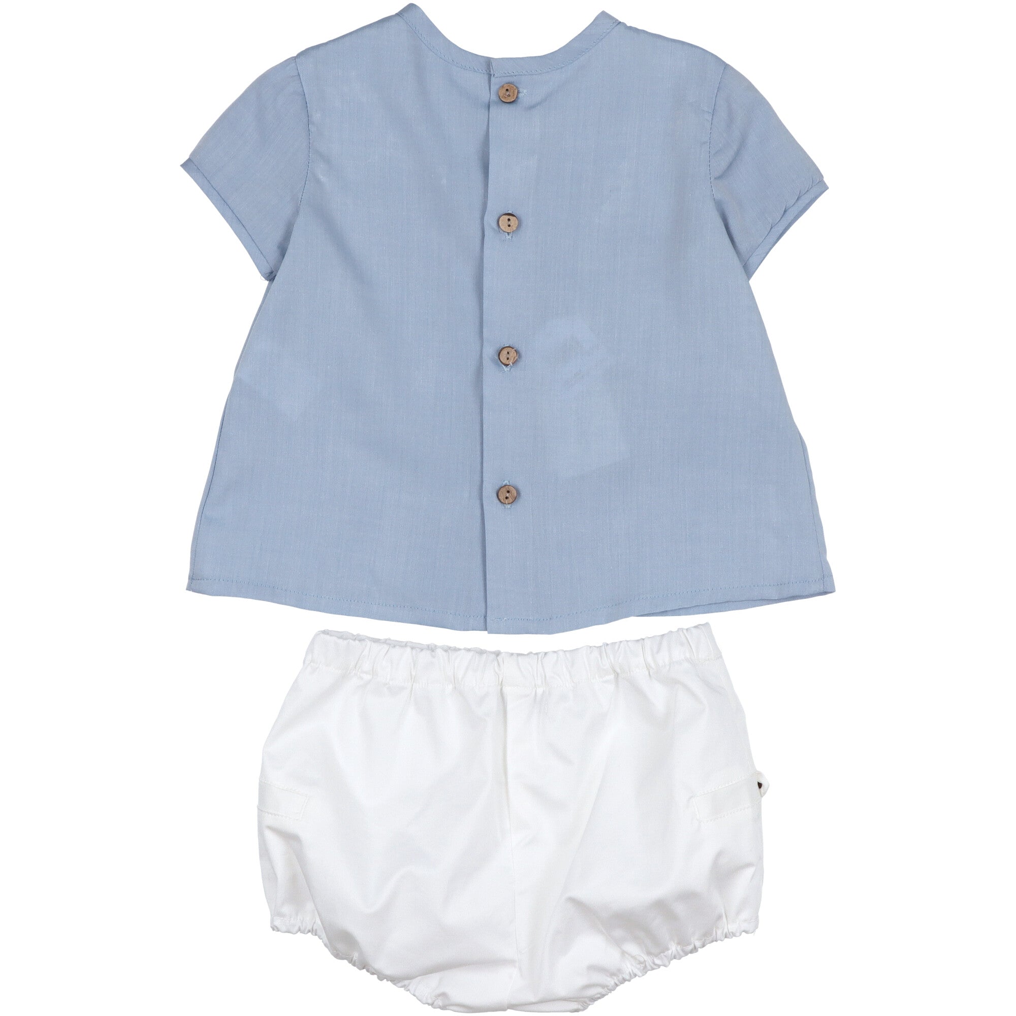 camicia-azzurra-e-pantalone-corto-bianco