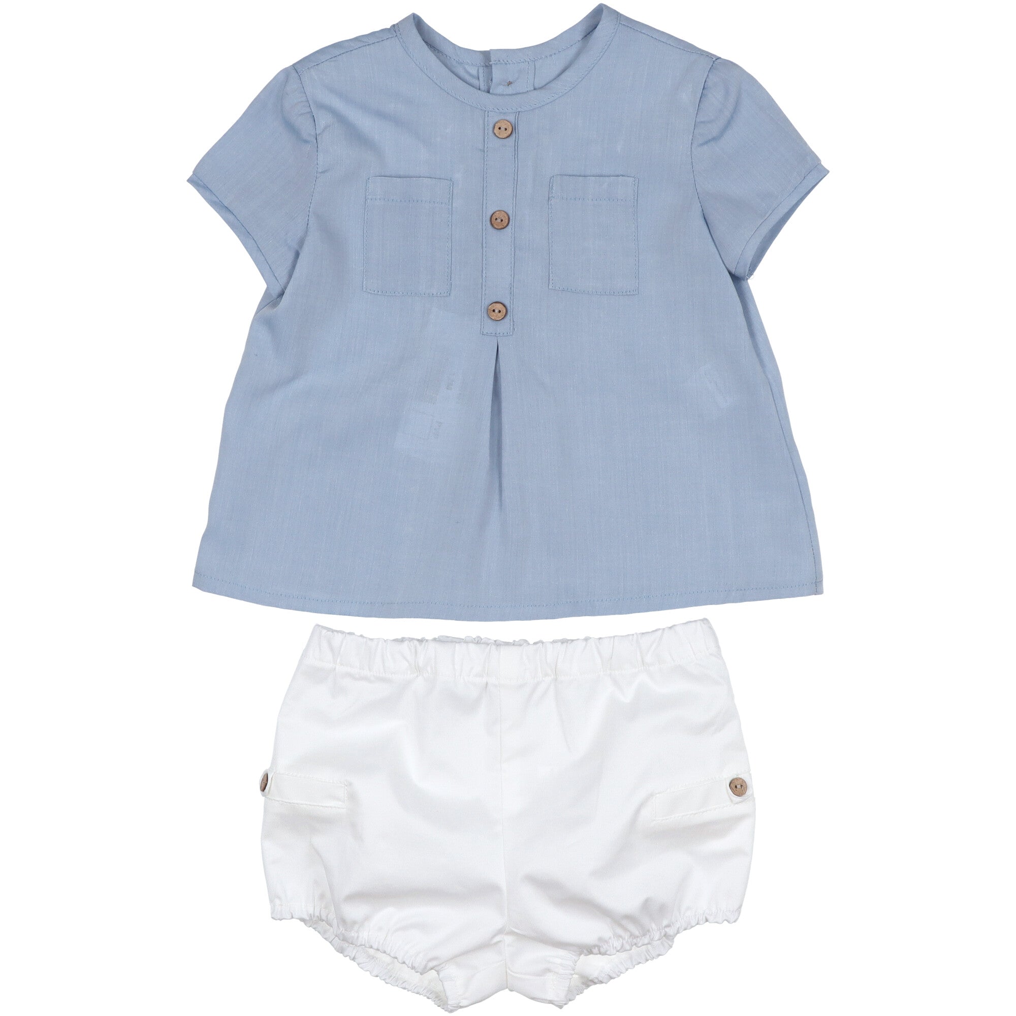 camicia-azzurra-e-pantalone-corto-bianco