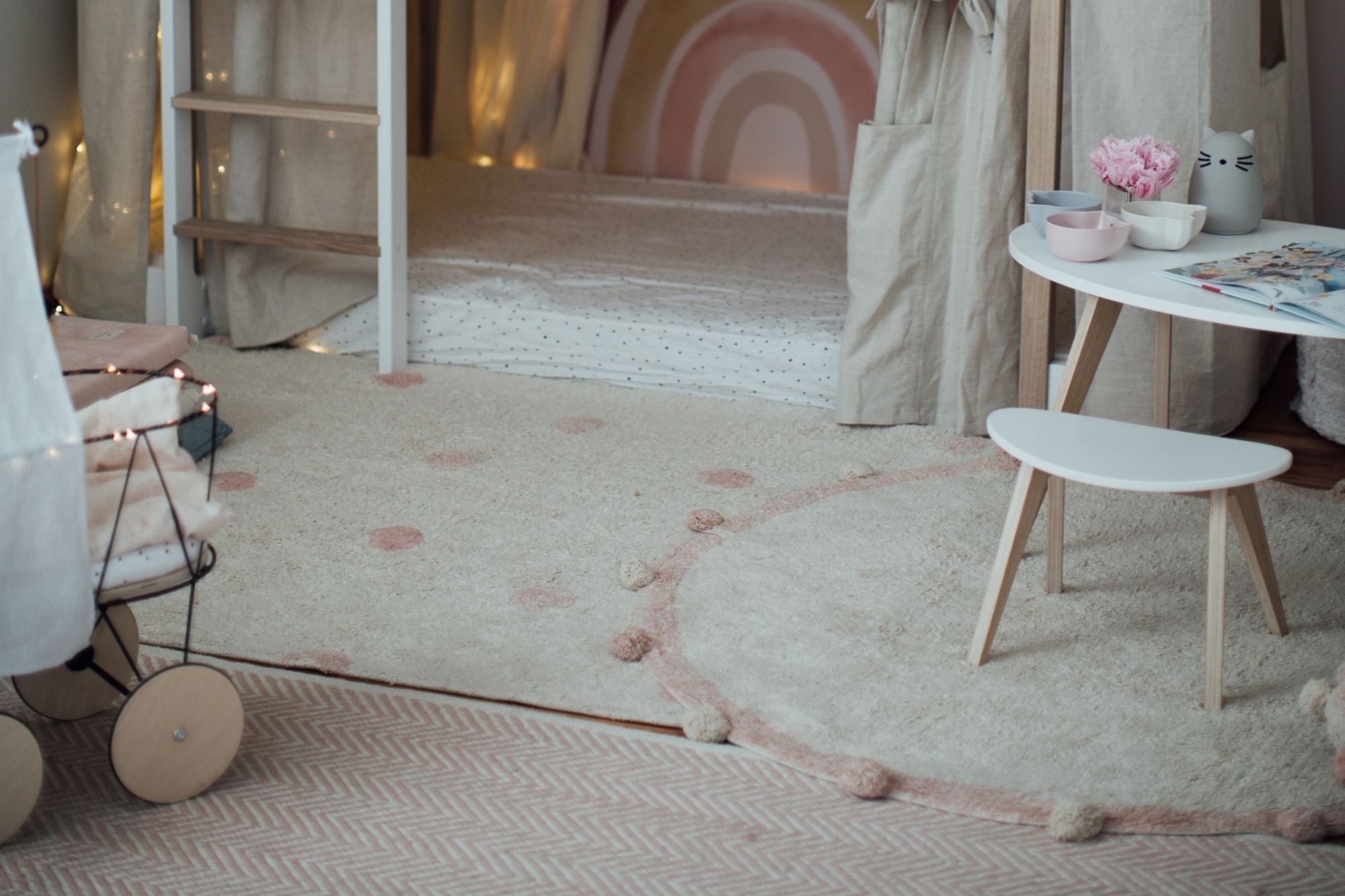 tappeto-vintage-a-pois-rosa-e-frange