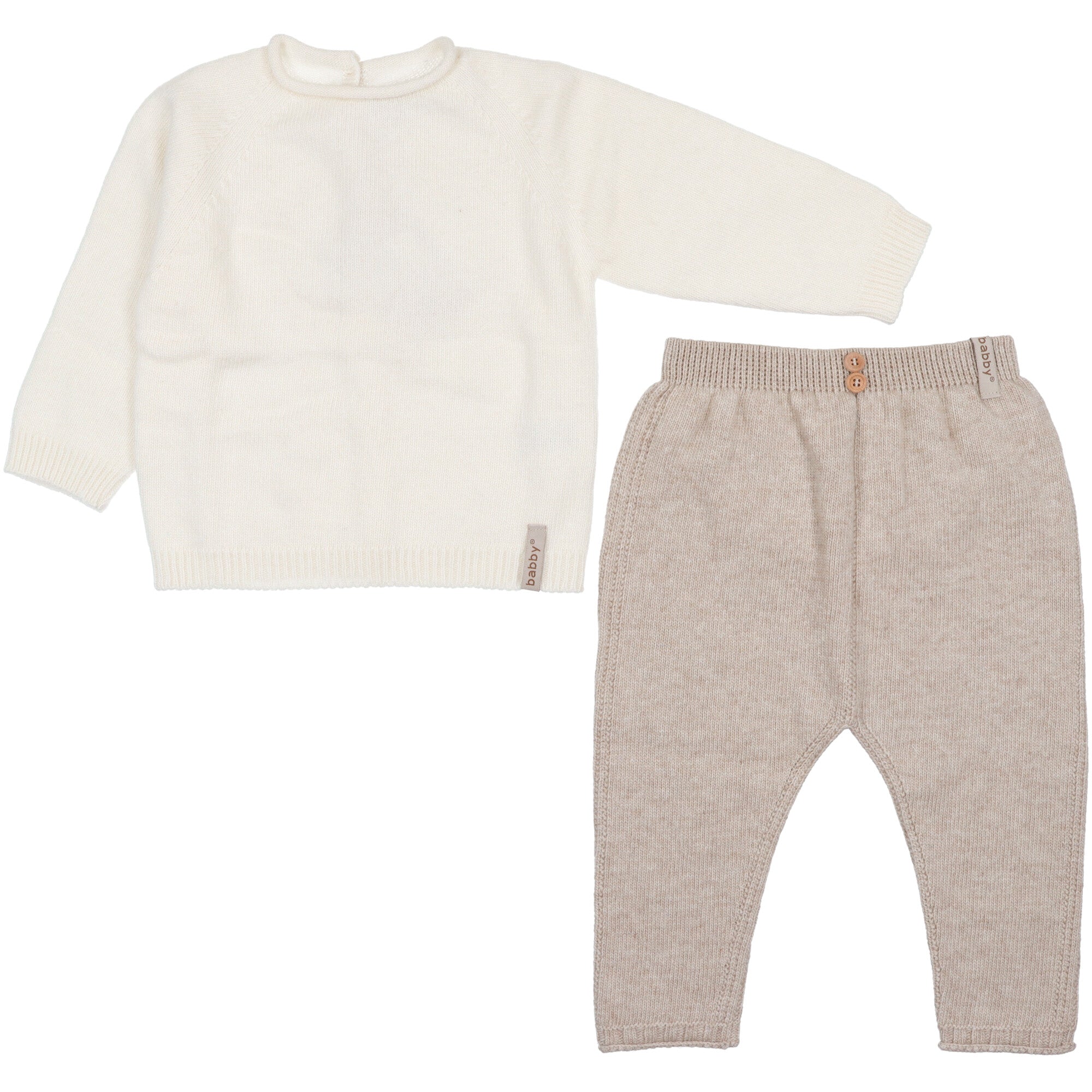 Completo in maglia per neonato composto da maglione con chiusura posteriore e pantalone con vita elasticizzata, colore neutro, due pezzi.