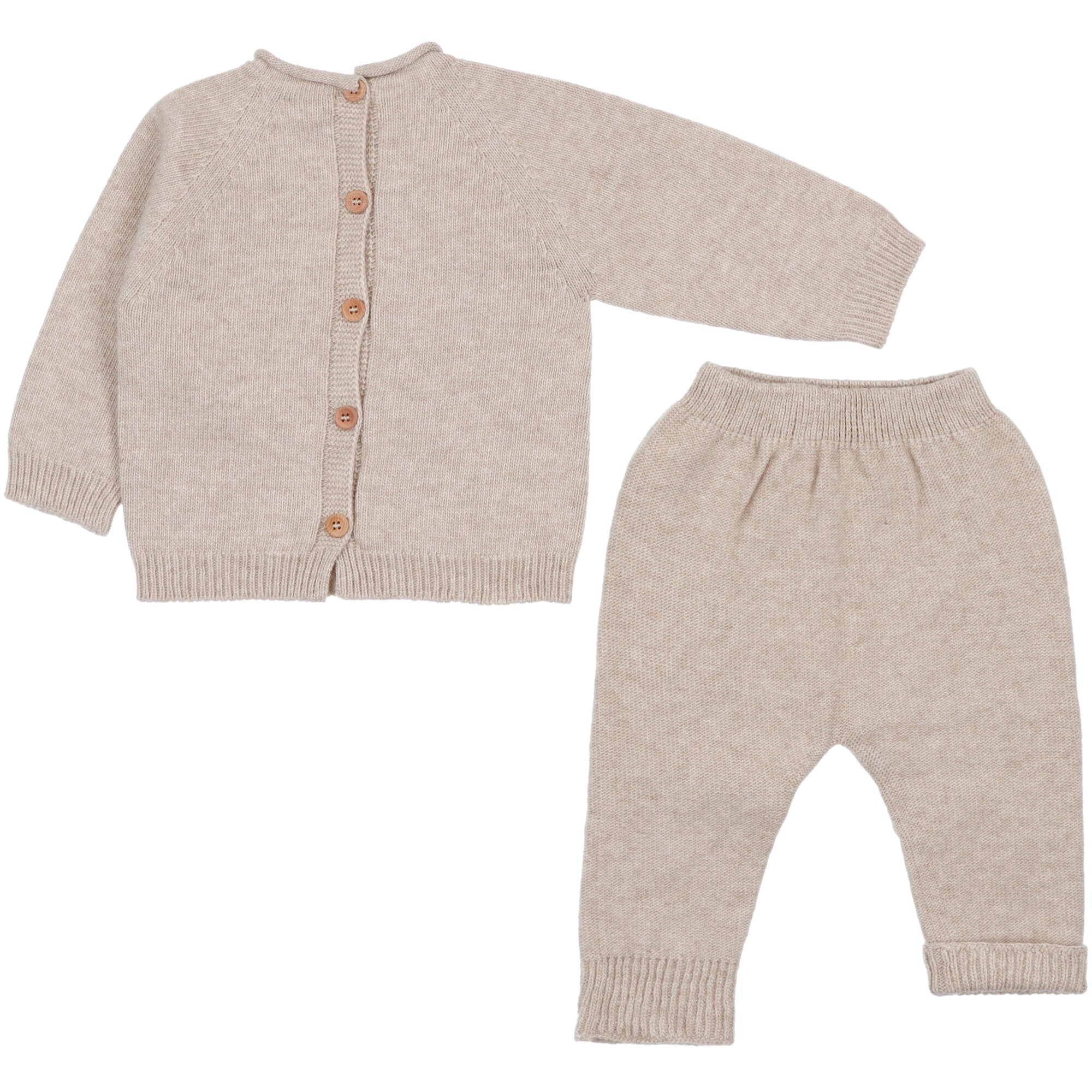 Completo in maglia per neonato composto da maglione con chiusura posteriore e pantalone con vita elasticizzata, colore neutro, due pezzi.