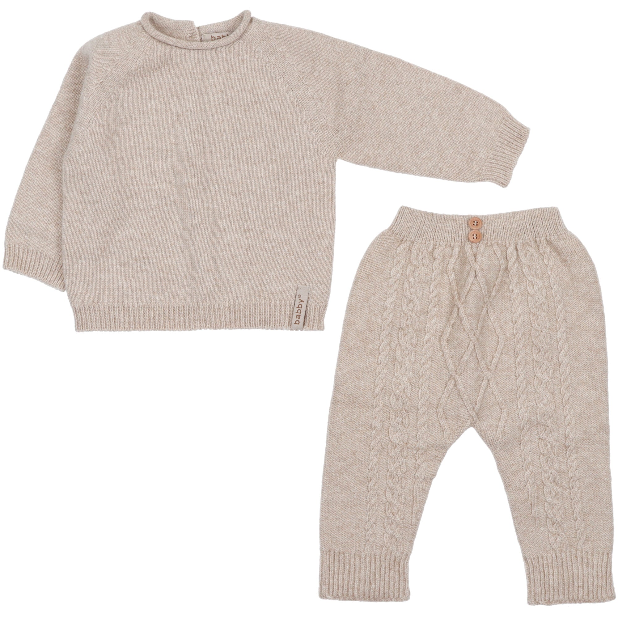 Completo in maglia per neonato composto da maglione con chiusura posteriore e pantalone con vita elasticizzata, colore neutro, due pezzi.