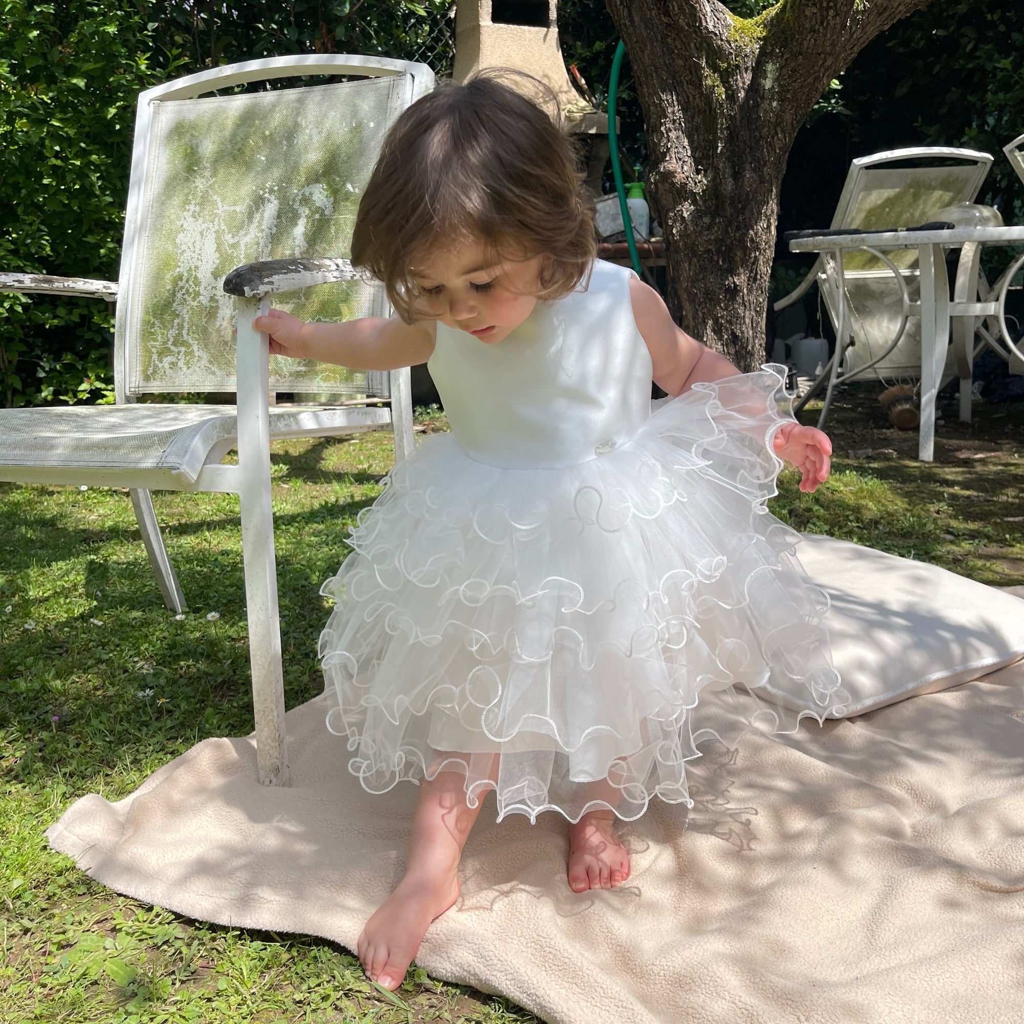 bambina-indossa-vestito-cerimonia-colore-bianco-in-tulle-e-raso
