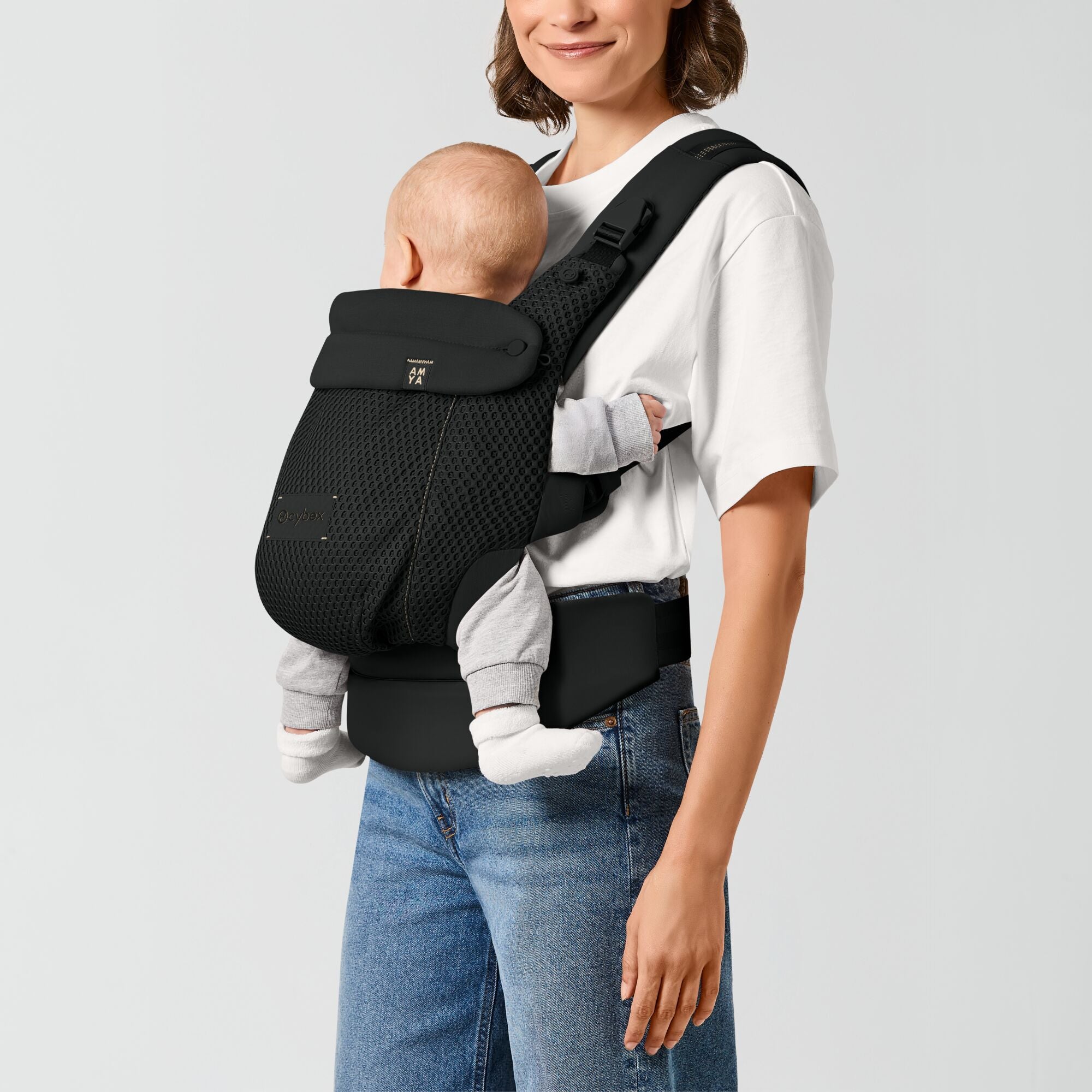 marsupio cybex per neonati colore nero-indossato-bambino-fronte-mamma