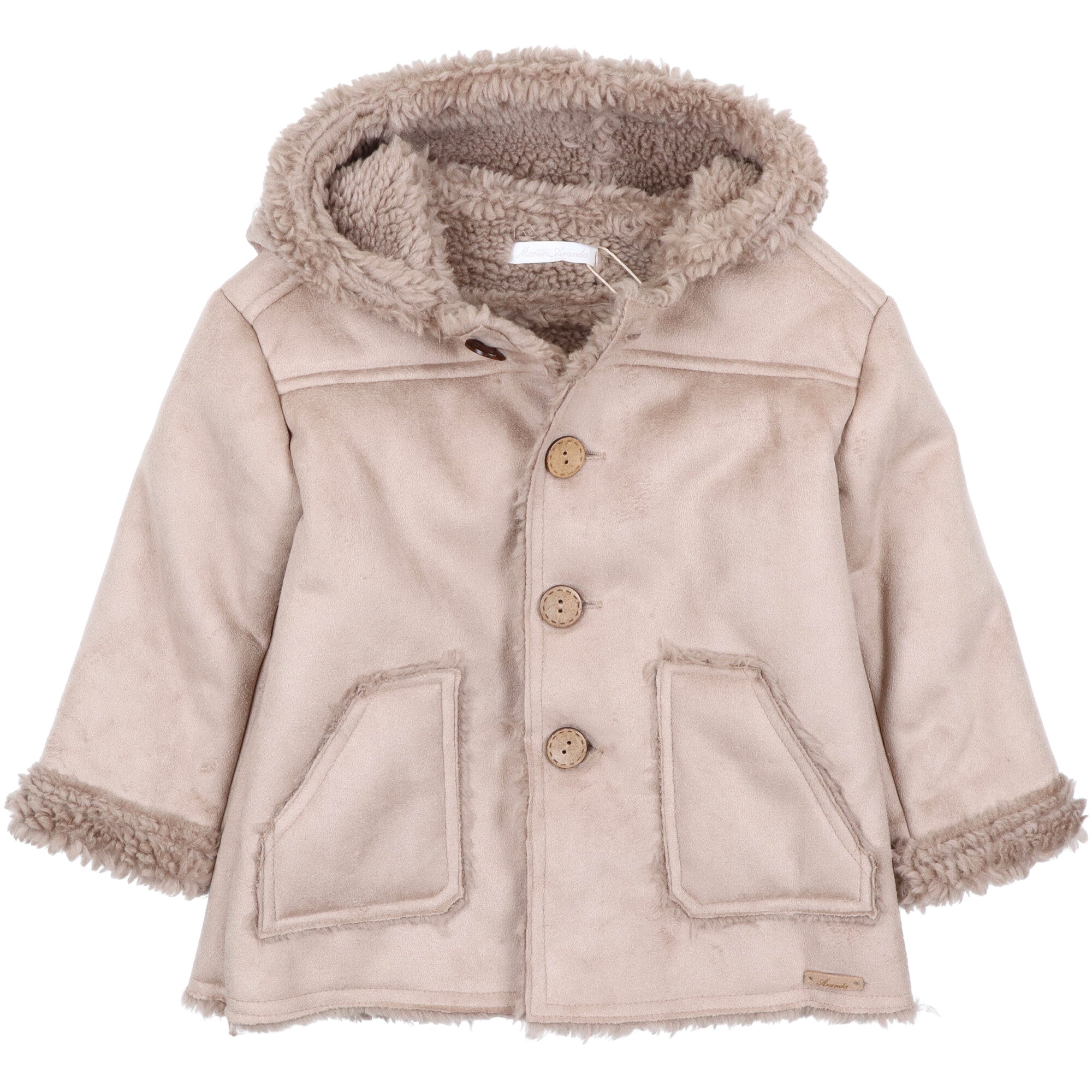 Cappotto invernale con interno effetto pelliccia, firmato Martin Aranda. Colore taupe, cappuccio integrato, chiusura con bottoni e tasche frontali. Caldo, morbido e ideale per uso quotidiano e giornate fredde.