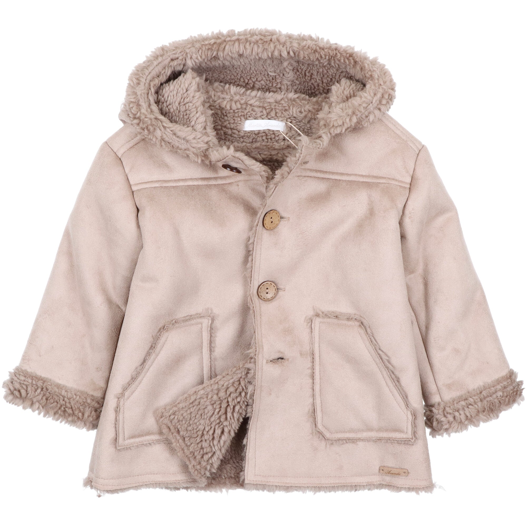 Cappotto invernale con interno effetto pelliccia, firmato Martin Aranda. Colore taupe, cappuccio integrato, chiusura con bottoni e tasche frontali. Caldo, morbido e ideale per uso quotidiano e giornate fredde.