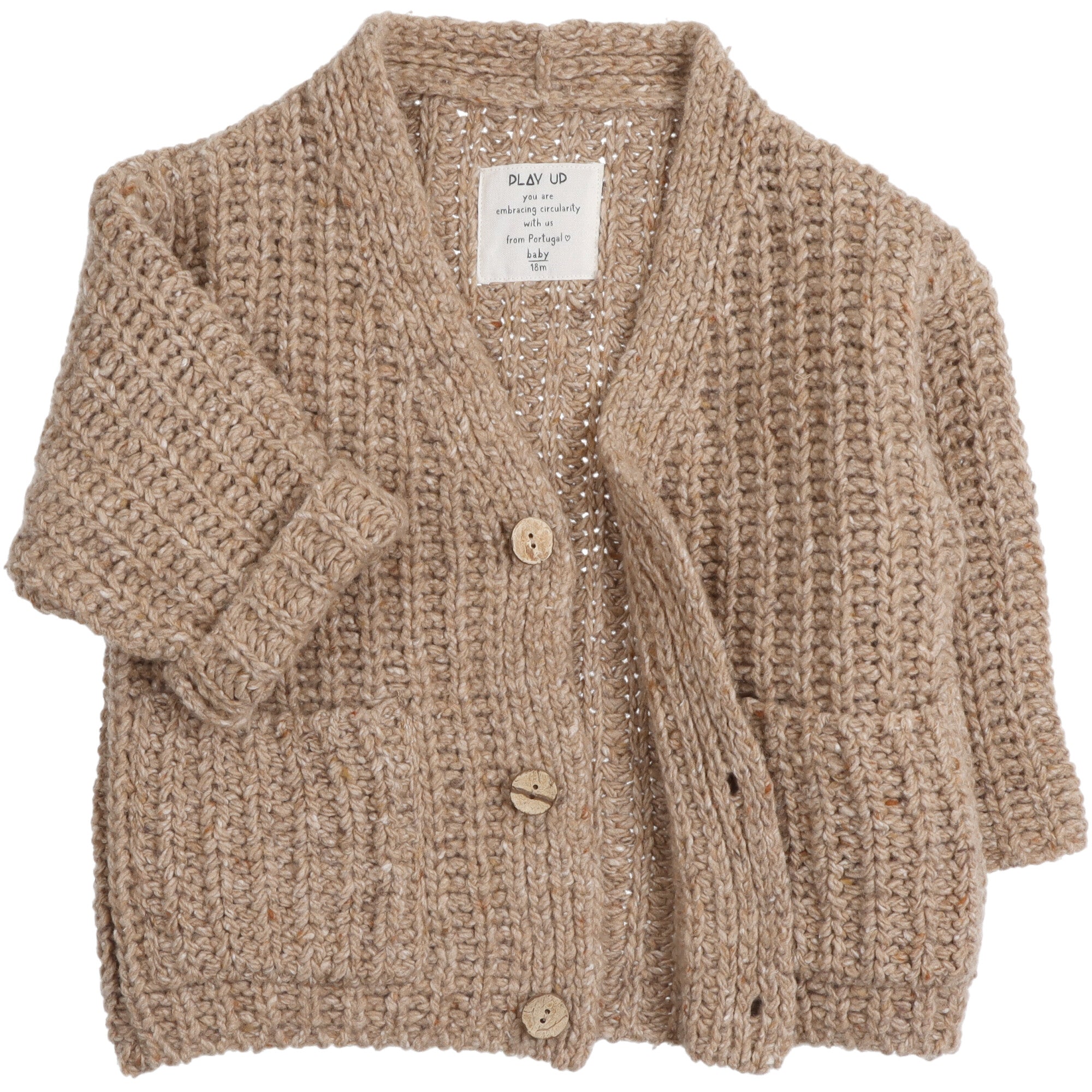 Cardigan in maglia per neonato color naturale con chiusura frontale a bottoni, scollo a V e tasche applicate, realizzato in Portogallo da Play Up.