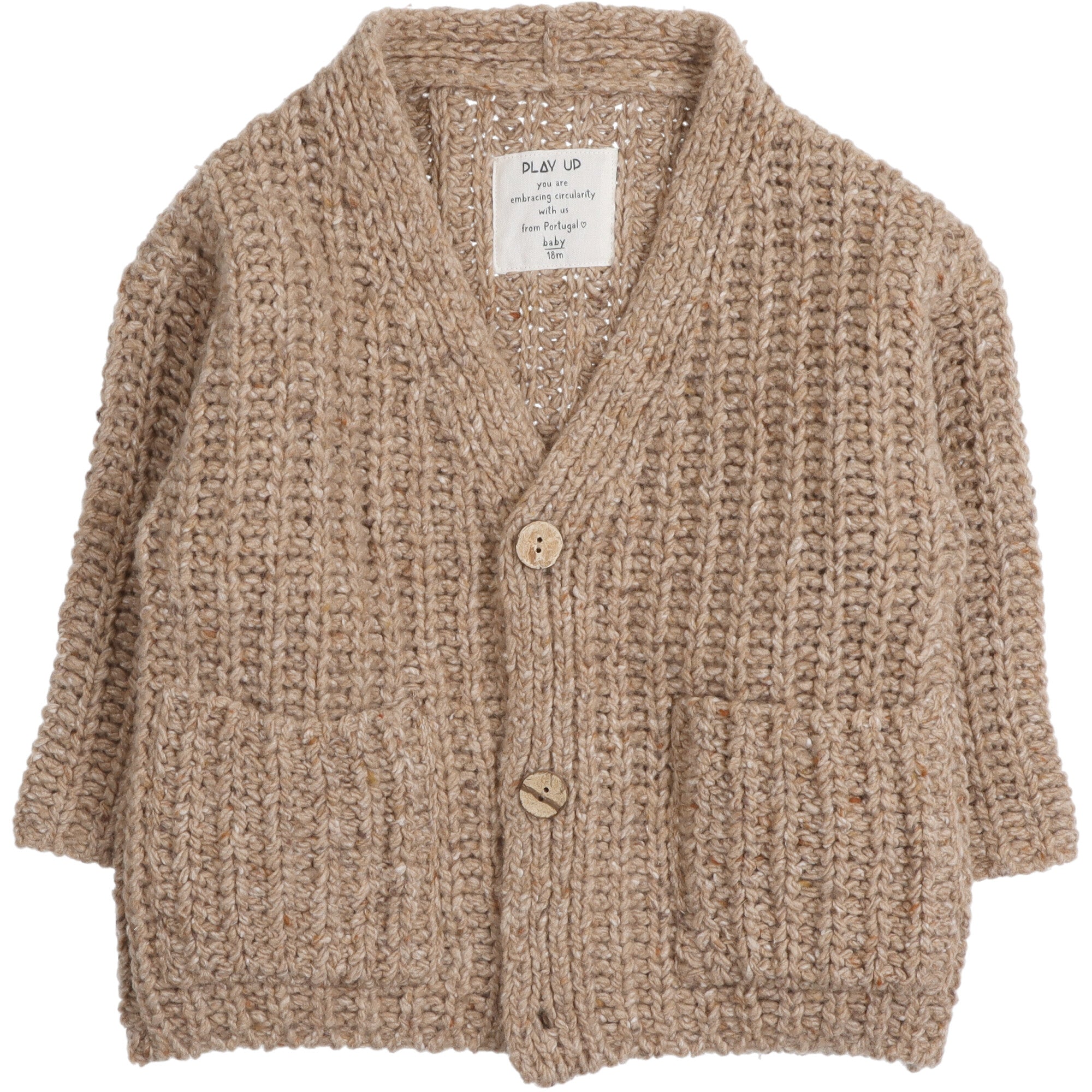 Cardigan in maglia per neonato dal design essenziale, con chiusura frontale a bottoni e scollo a V. Il colore naturale e la texture morbida rendono questo capo caldo, confortevole e facile da abbinare, ideale per un guardaroba senza tempo.