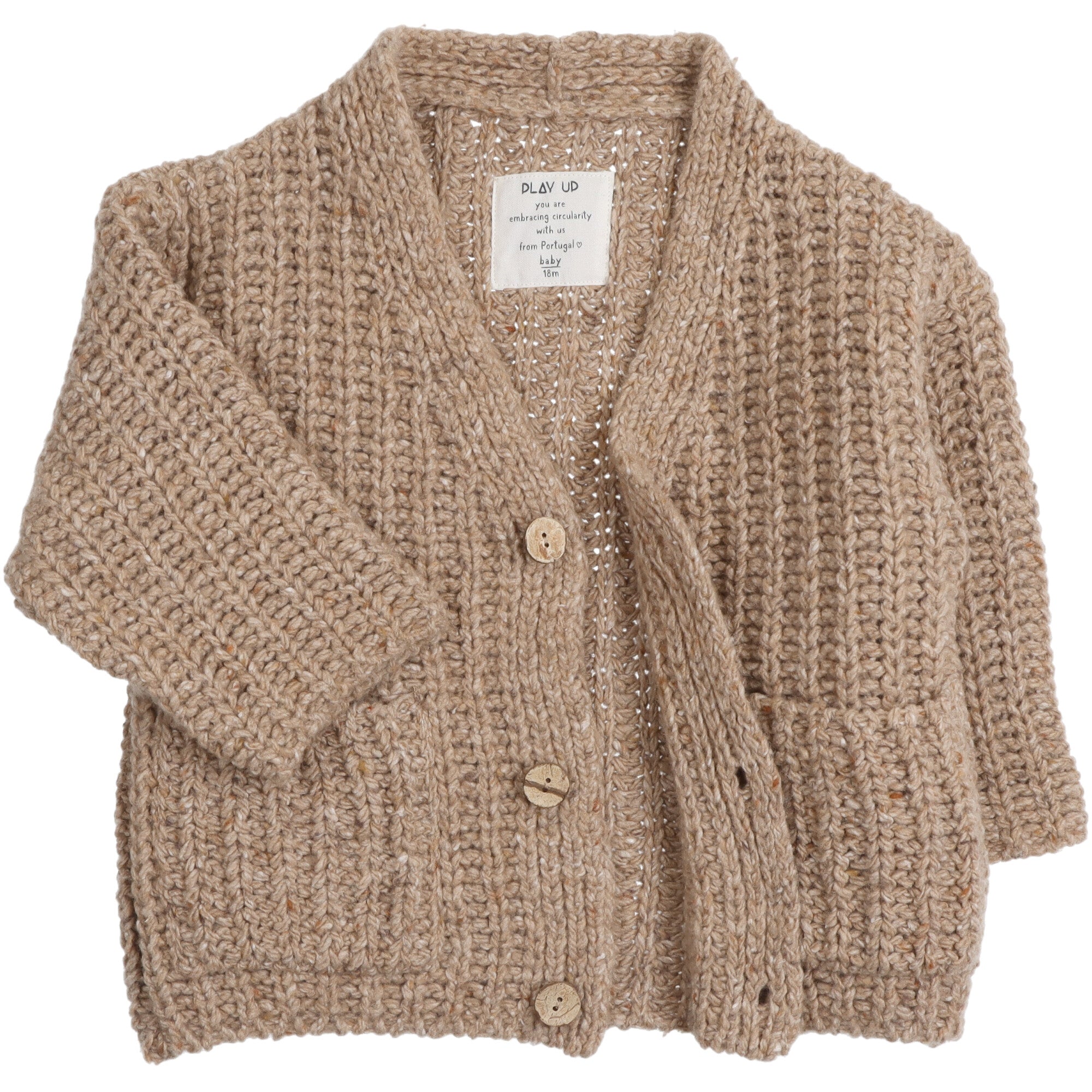 Cardigan in maglia per neonato color naturale con chiusura frontale a bottoni, scollo a V e tasche applicate, realizzato in Portogallo da Play Up.