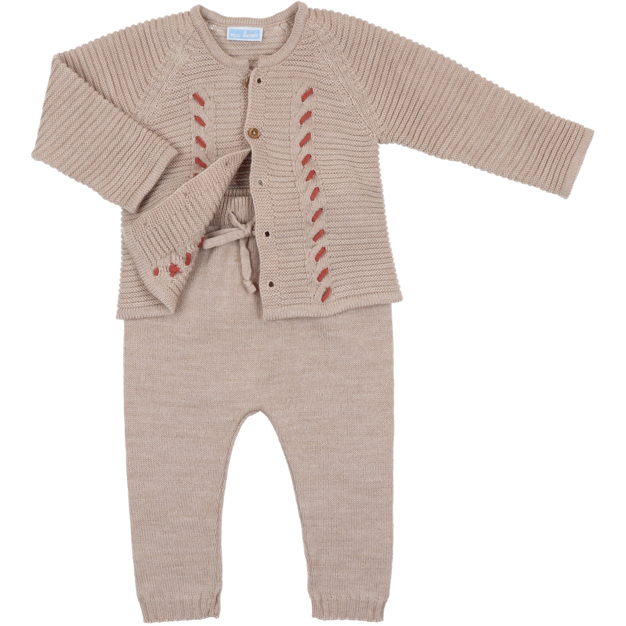 Completo neonato in fibra di lana mista, composto da cardigan chiusura frontale con bottoni a tutta lunghezza maglia lavorata in rilievo a treccia con inserto a contrasto, abbinato a pantalone senza piede vita elasticizzata e cordoncino di regolazione per adattamento personalizzato.