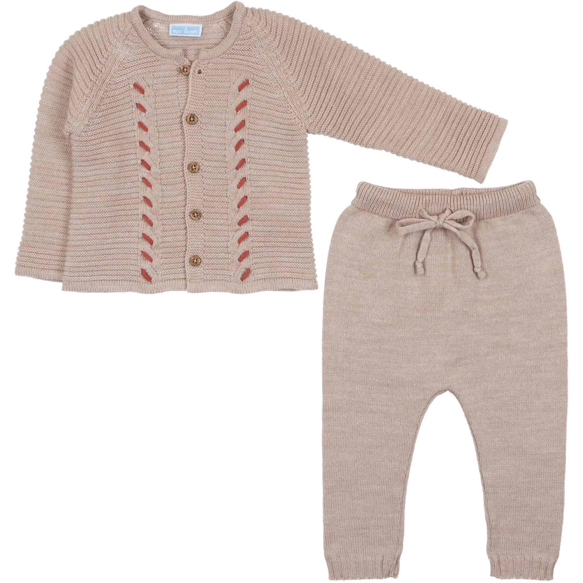 Completo neonato in fibra di lana mista, composto da cardigan chiusura frontale con bottoni a tutta lunghezza maglia lavorata in rilievo a treccia con inserto a contrasto, abbinato a pantalone senza piede vita elasticizzata e cordoncino di regolazione per adattamento personalizzato.