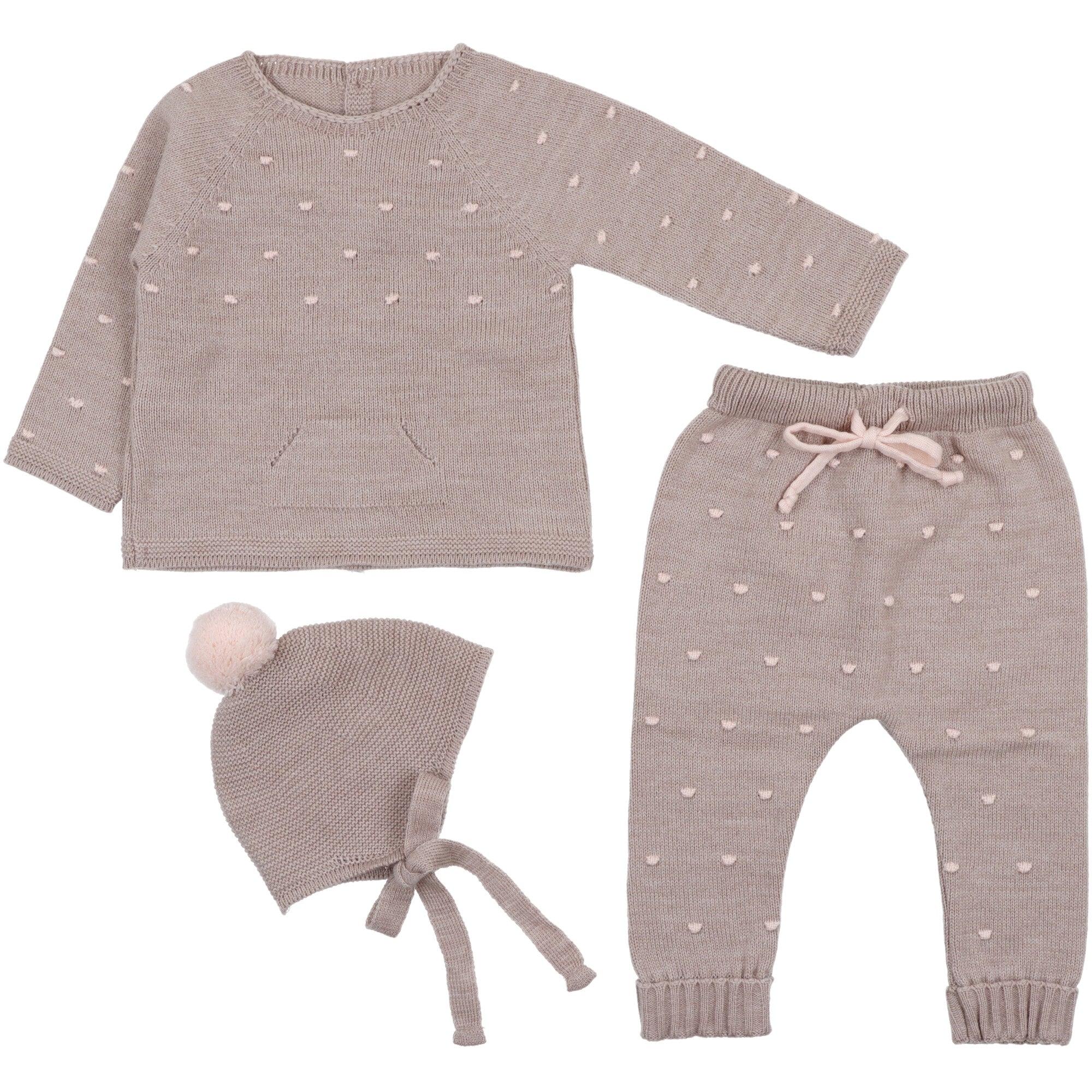 Completo invernale da bambina in misto lana composto da maglia, pantaloni e cappellino coordinato color beige con piccoli ricami a punto nodino.