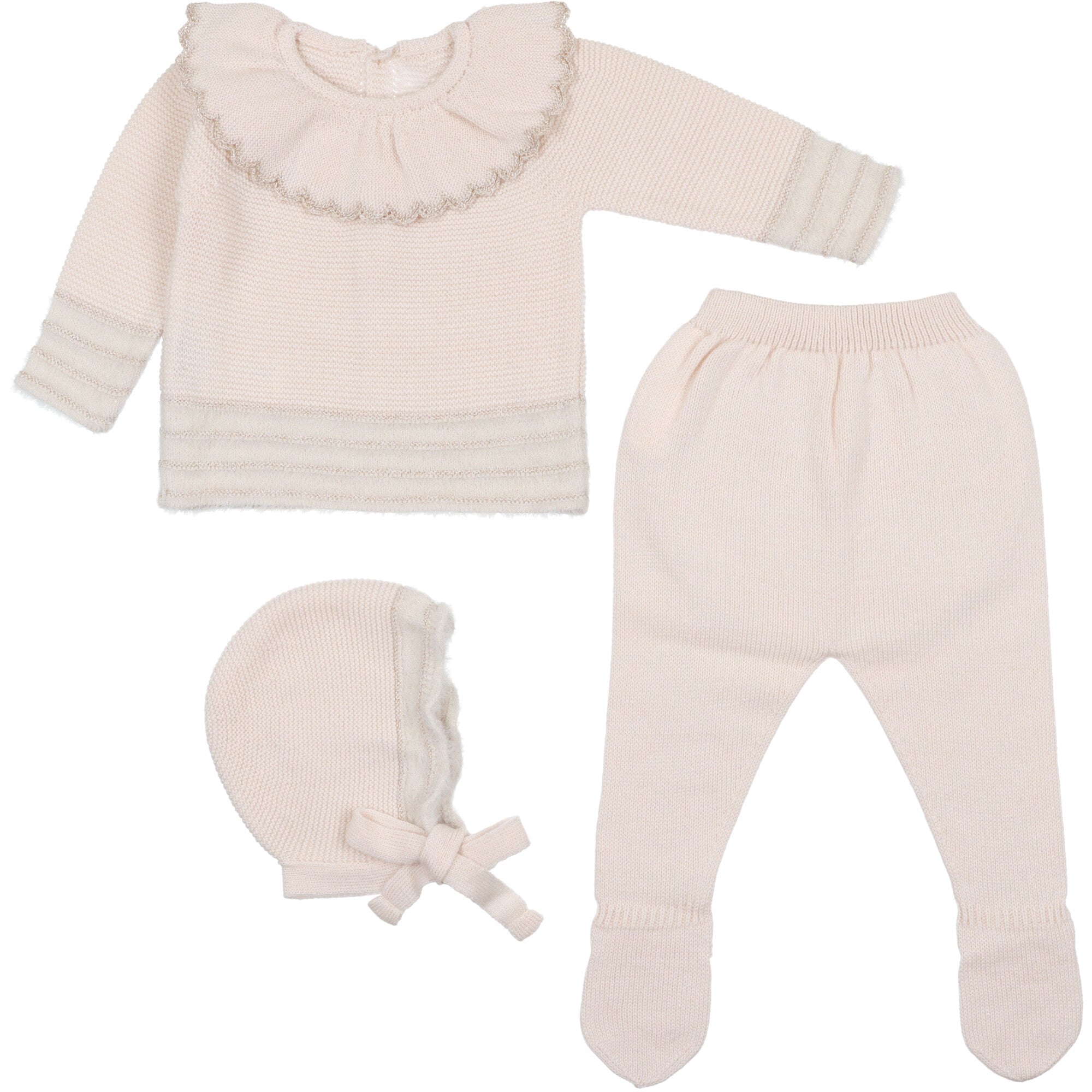 Completo panna in misto lana per bambina con maglia a volant, intarsi dorati, pantaloni con piedini e cappellino coordinato con fiocco.