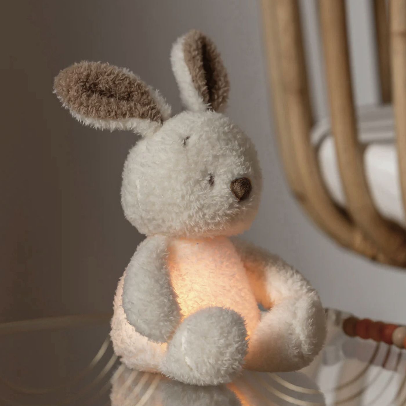 Il tenero coniglietto diffonde una luce delicata, ideale per accompagnare la nanna del bambino.