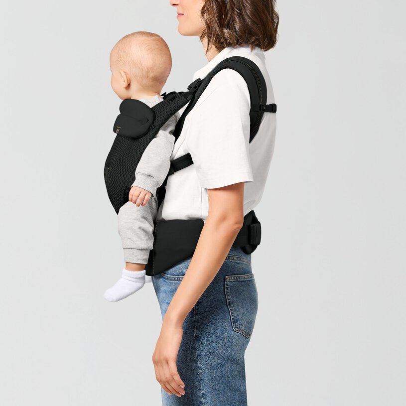 marsupio cybex per neonati colore nero-indossato-fronte-strada