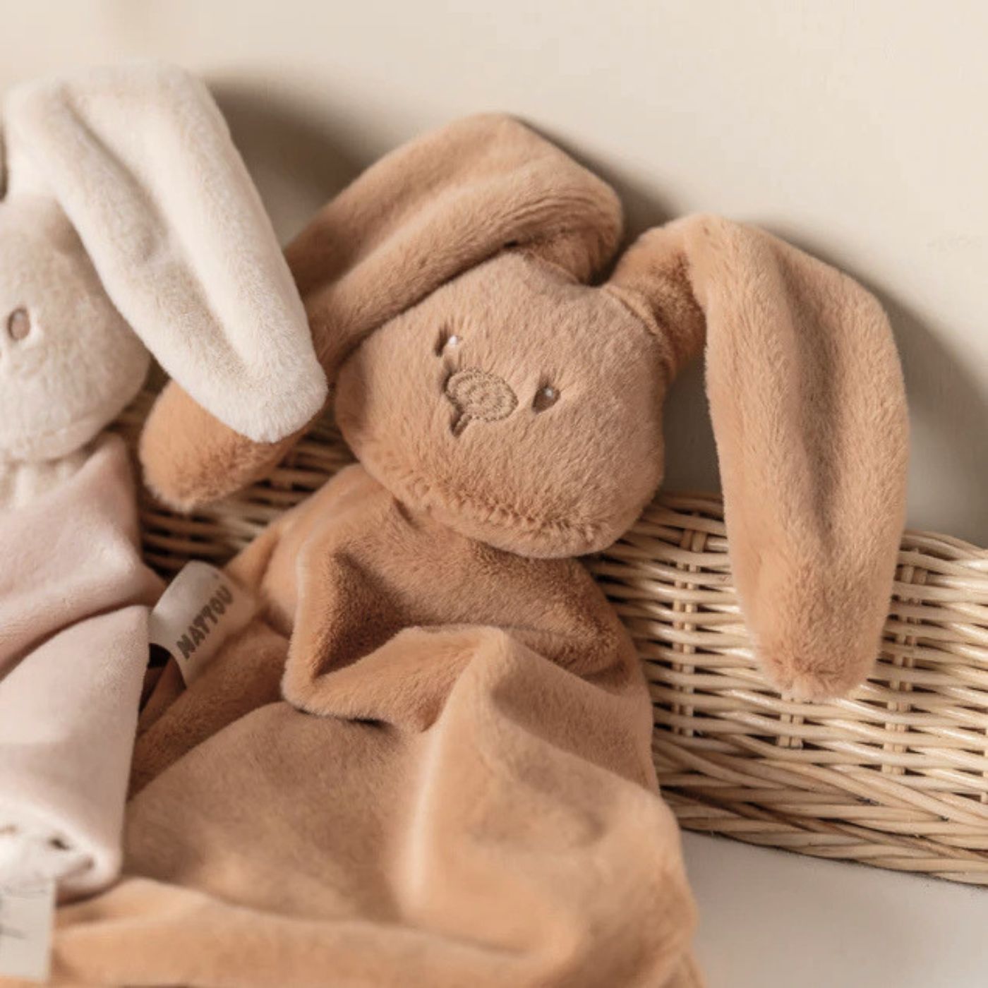 doudou Nattou Lapidou rosa cipria, doudou consolatore per bambini, doudou per neonati, coniglietto doudou, doudou con portaciuccio, regalo nascita.