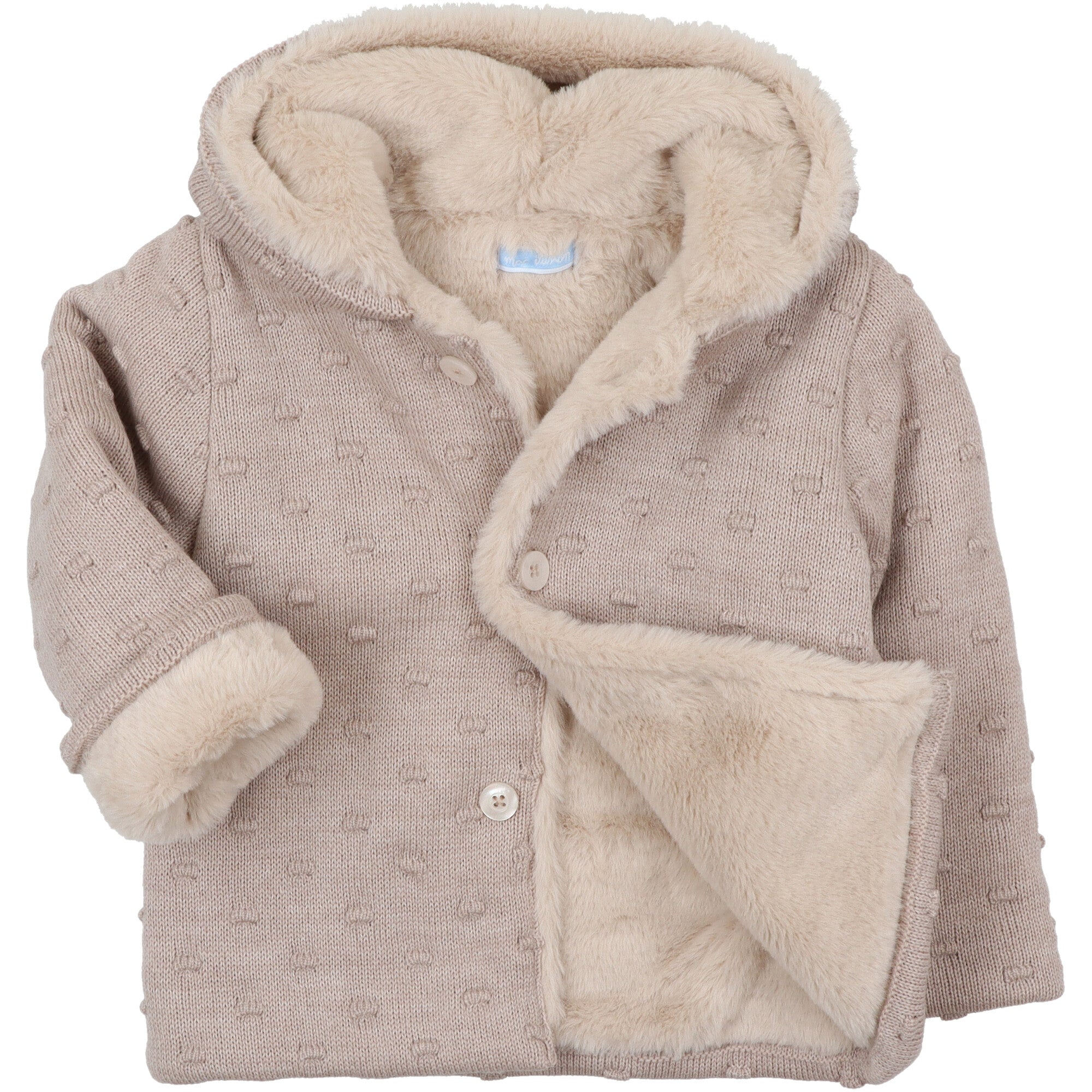 Giacca in lana per neonati e bambini, ideale per le stagioni fredde. Realizzata in maglia lavorata con delicato motivo a rilievo, è completamente foderata in eco-pelliccia morbida per garantire calore e comfort. Dotata di cappuccio foderato, chiusura frontale con bottoni e polsini risvoltabili, questa giacca unisce praticità ed eleganza. 