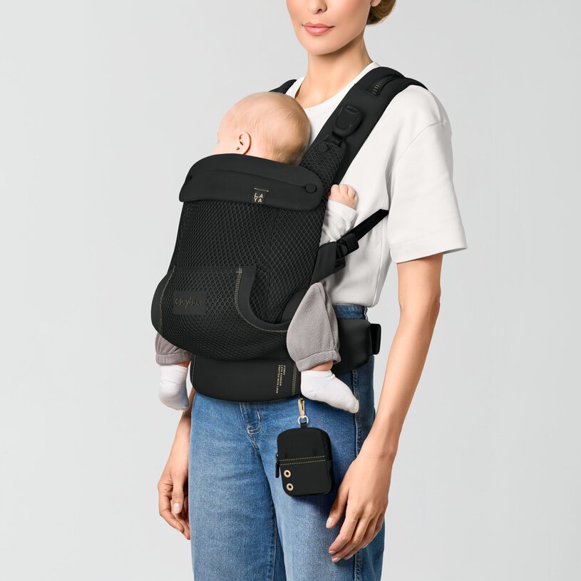 Marsupio ergonomico Laila Cybex nero in tessuto traspirante, pensato per accompagnare il bambino fin dai primi giorni. Offre 3 posizioni di utilizzo per adattarsi alla crescita e alle esigenze quotidiane, mentre la pratica tasca canguro favorisce il contatto pelle a pelle tra genitore e neonato. Comodo, sicuro ed elegante, è ideale per vivere ogni momento con il tuo bambino in piena libertà.