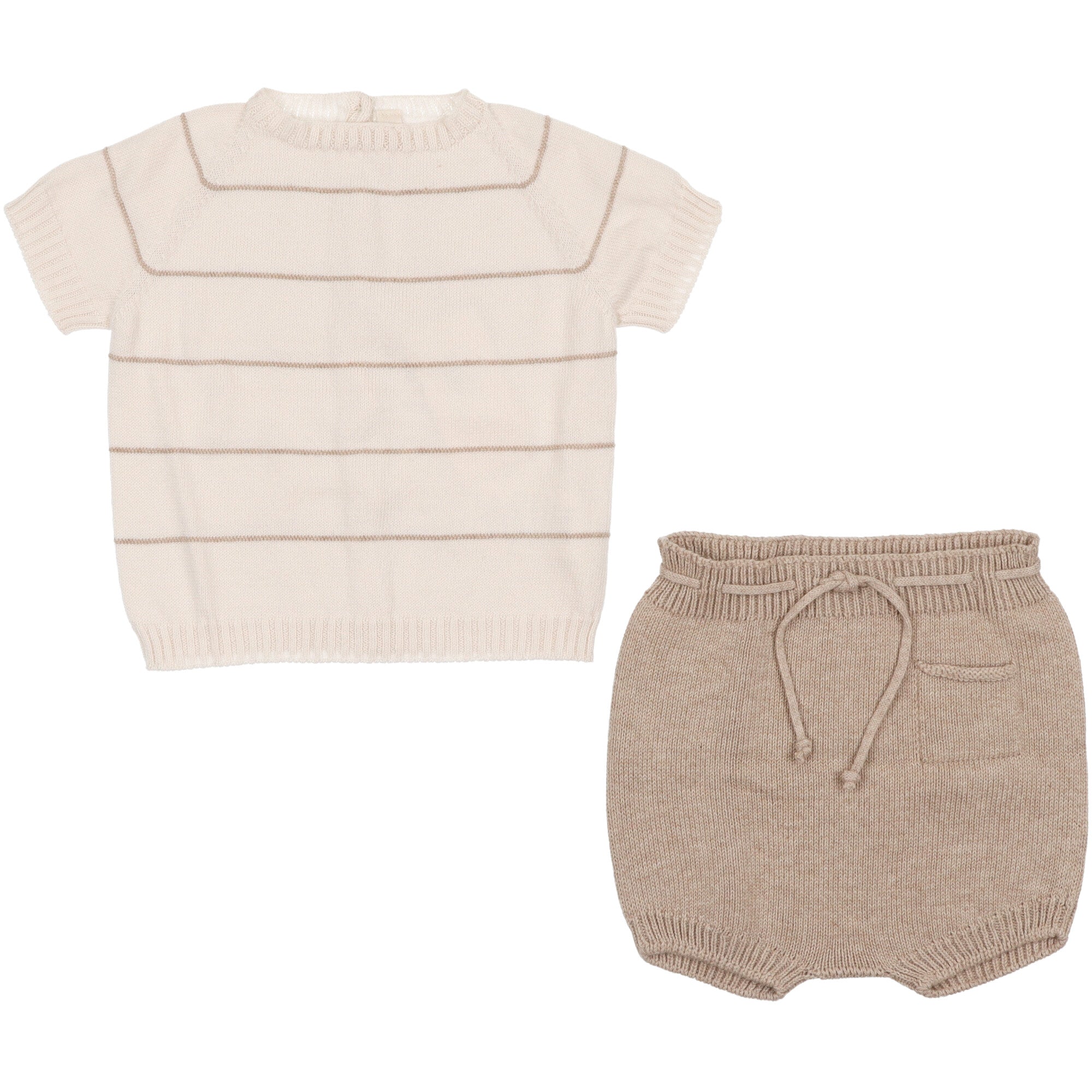 Completo in cotone naturale con maglia a righe beige e pantaloncini coordinati. La maglia a maniche corte garantisce freschezza, mentre la chiusura posteriore a bottoncini facilita la vestizione. I pantaloncini presentano vita regolabile e tasca pratica. Perfetto per primavera e estate, unisce comfort e stile per il tuo bambino.