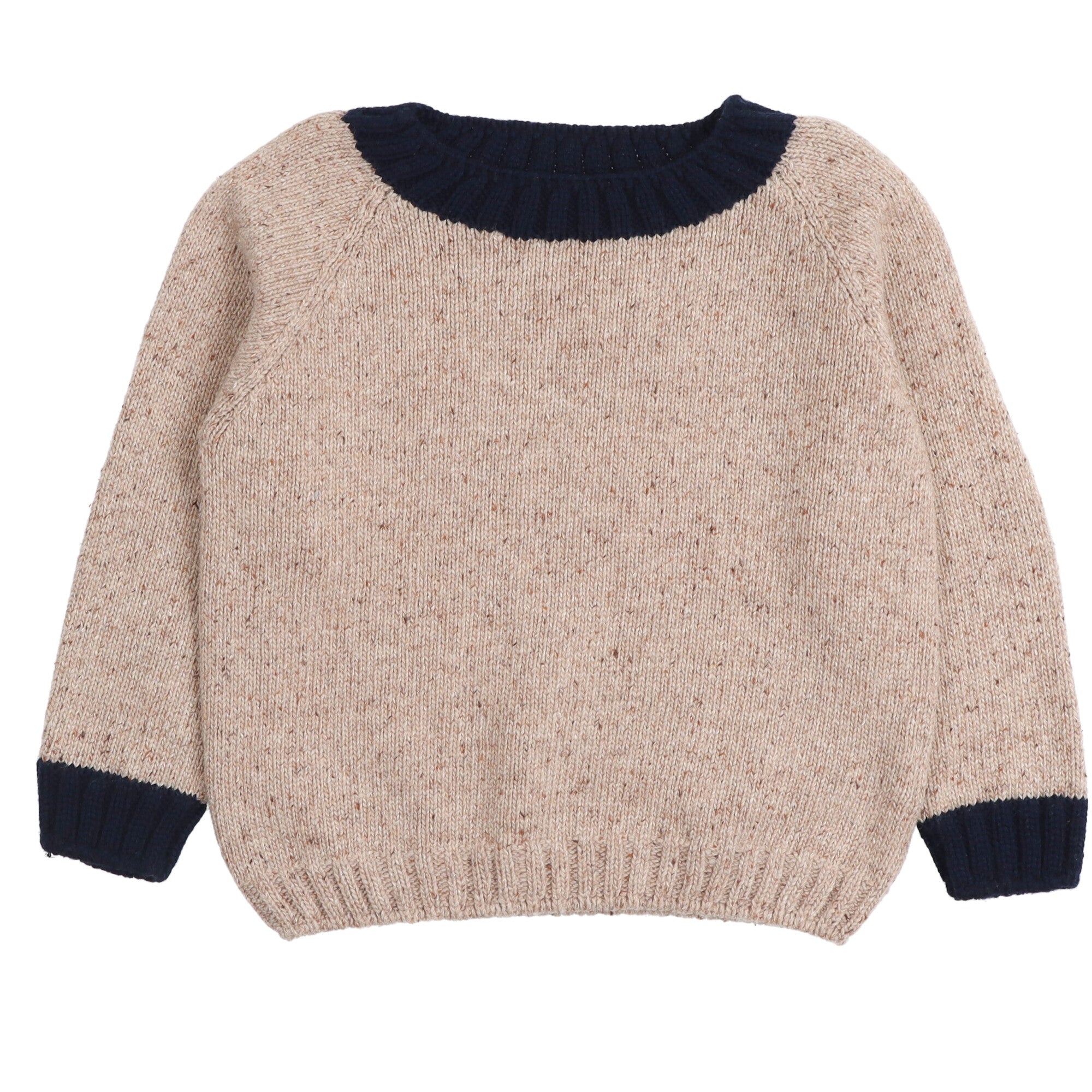 Maglione bambino in maglia beige con toppe blu ai gomiti, appoggiato su superficie chiara