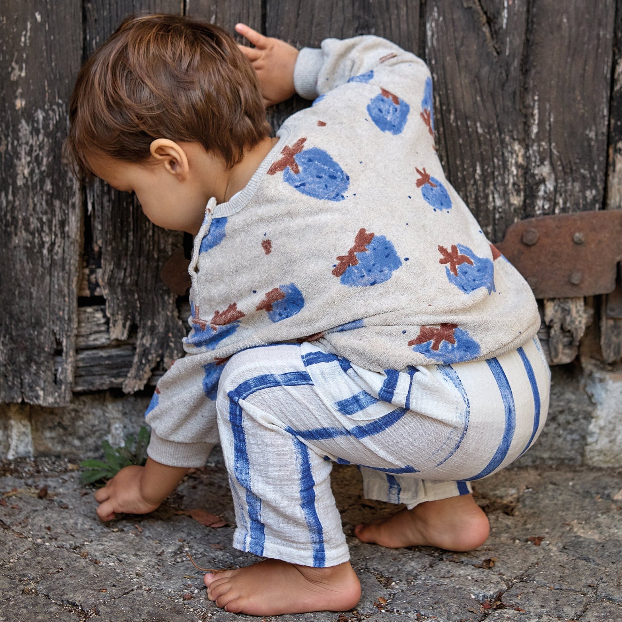 bambino-che-indossa-una-felpa-bambino-cotone-organico-stampa-fragole