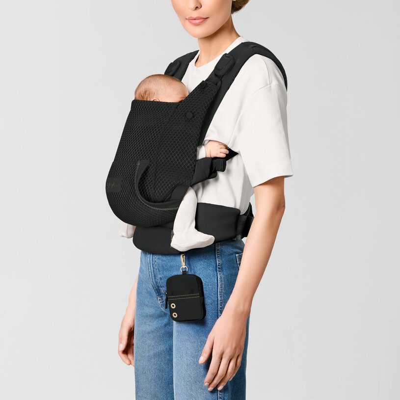 Marsupio ergonomico Laila Cybex nero in tessuto traspirante, pensato per accompagnare il bambino fin dai primi giorni. Offre 3 posizioni di utilizzo per adattarsi alla crescita e alle esigenze quotidiane, mentre la pratica tasca canguro favorisce il contatto pelle a pelle tra genitore e neonato. Comodo, sicuro ed elegante, è ideale per vivere ogni momento con il tuo bambino in piena libertà.