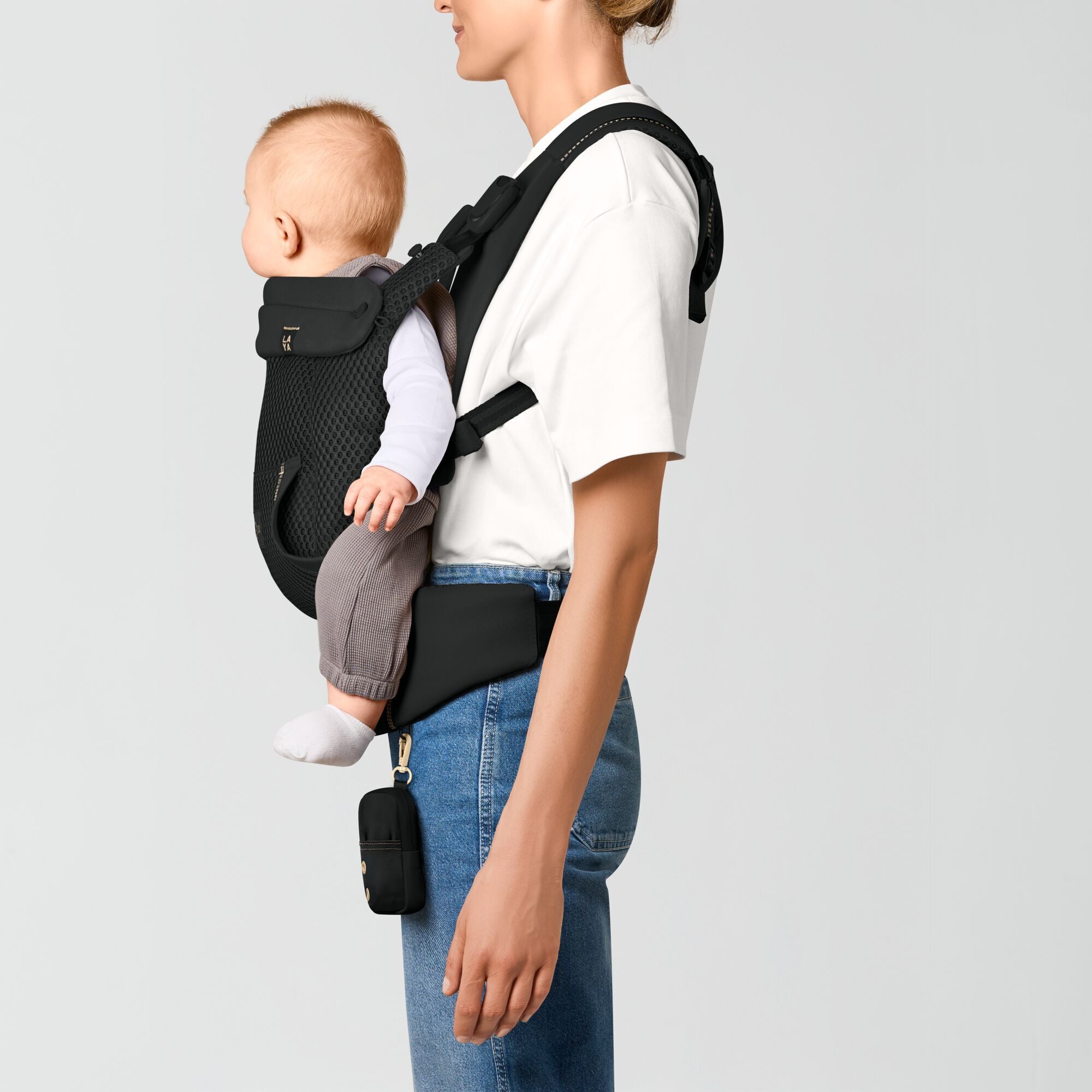Marsupio ergonomico Laila Cybex nero in tessuto traspirante, pensato per accompagnare il bambino fin dai primi giorni. Offre 3 posizioni di utilizzo per adattarsi alla crescita e alle esigenze quotidiane, mentre la pratica tasca canguro favorisce il contatto pelle a pelle tra genitore e neonato. Comodo, sicuro ed elegante, è ideale per vivere ogni momento con il tuo bambino in piena libertà.