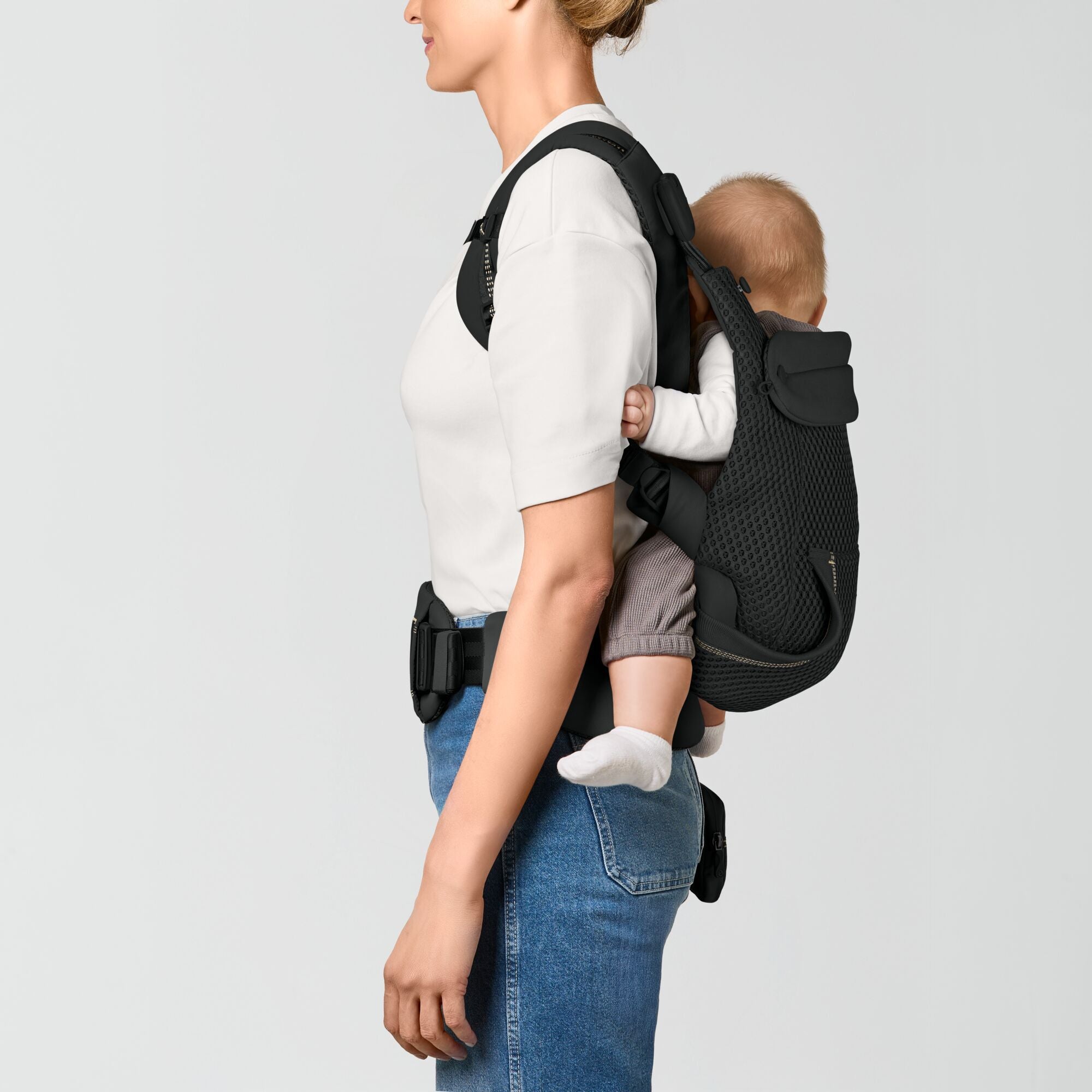 Marsupio ergonomico Laila Cybex nero in tessuto traspirante, pensato per accompagnare il bambino fin dai primi giorni. Offre 3 posizioni di utilizzo per adattarsi alla crescita e alle esigenze quotidiane, mentre la pratica tasca canguro favorisce il contatto pelle a pelle tra genitore e neonato. Comodo, sicuro ed elegante, è ideale per vivere ogni momento con il tuo bambino in piena libertà.