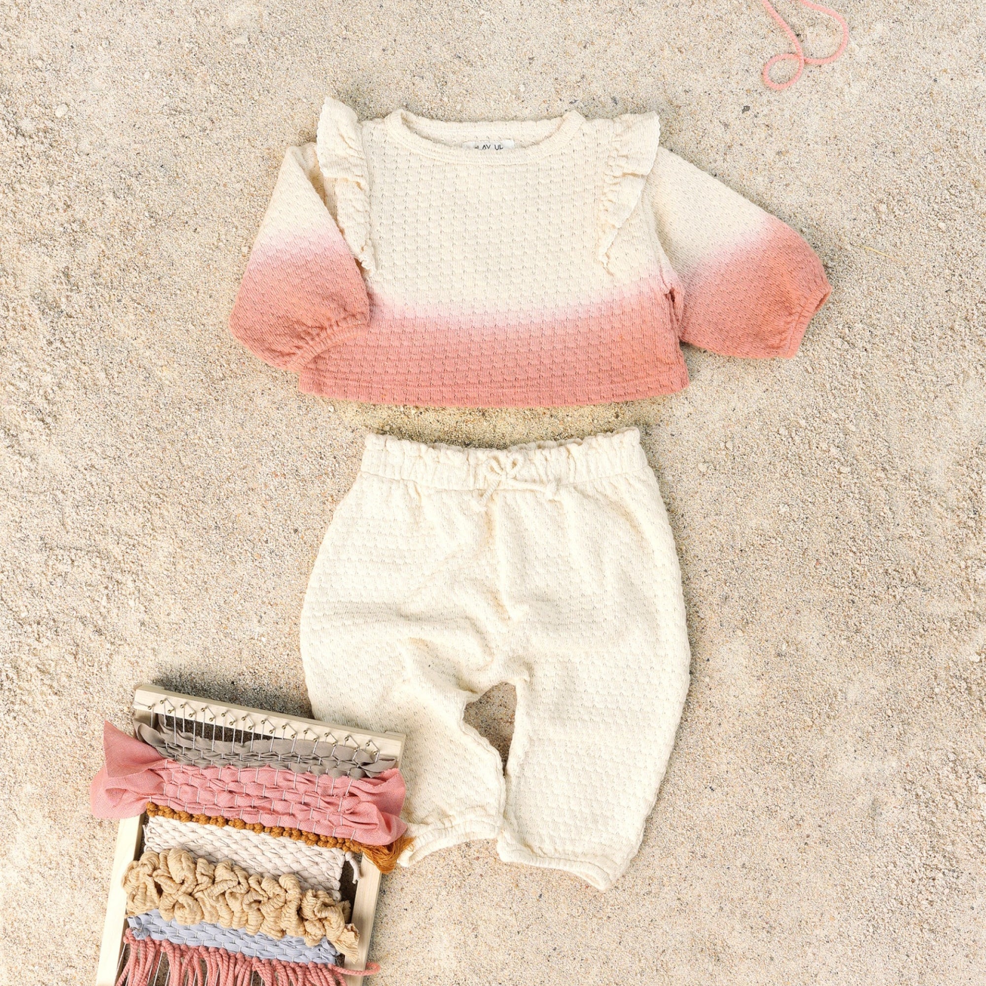 maglione-sfumato-rosa-e-pantalone-bianco-completo-in-maglia-per-bambina