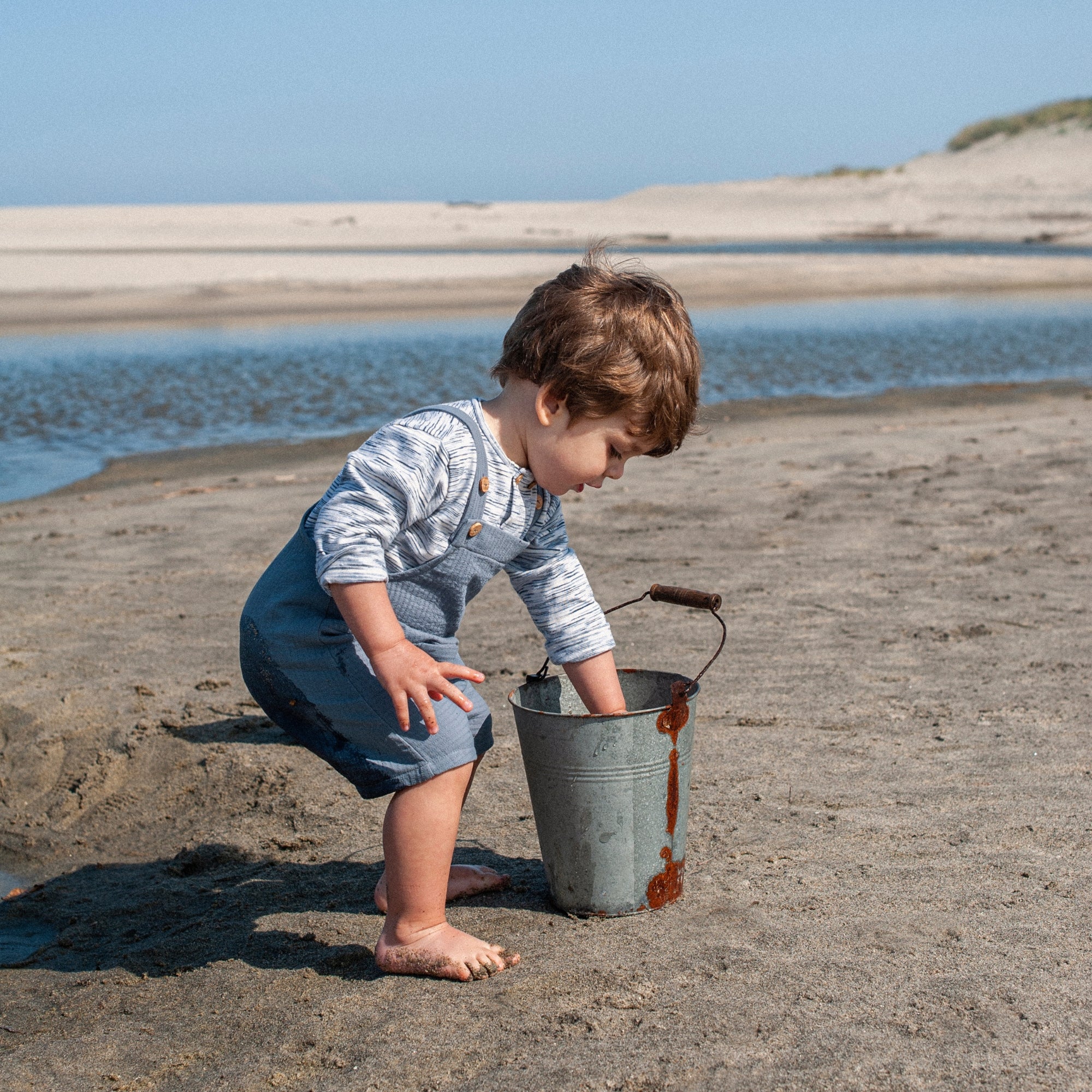 completo-salopette-e-maglia-immagine-bimbo-al-mare