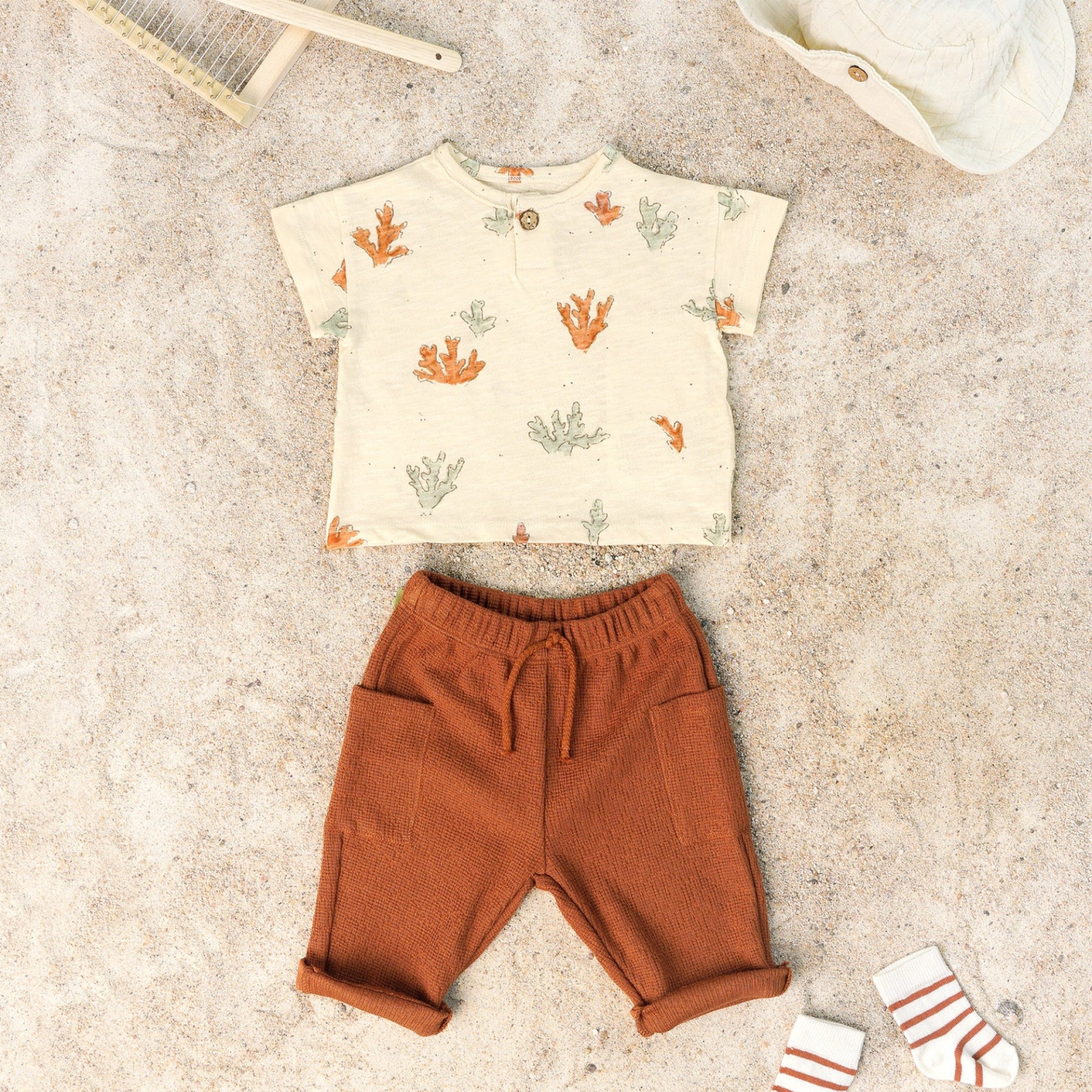 pantalone-colore-arancio-lungo-e-maglia-stampa-coralli-moda-estate-primavera