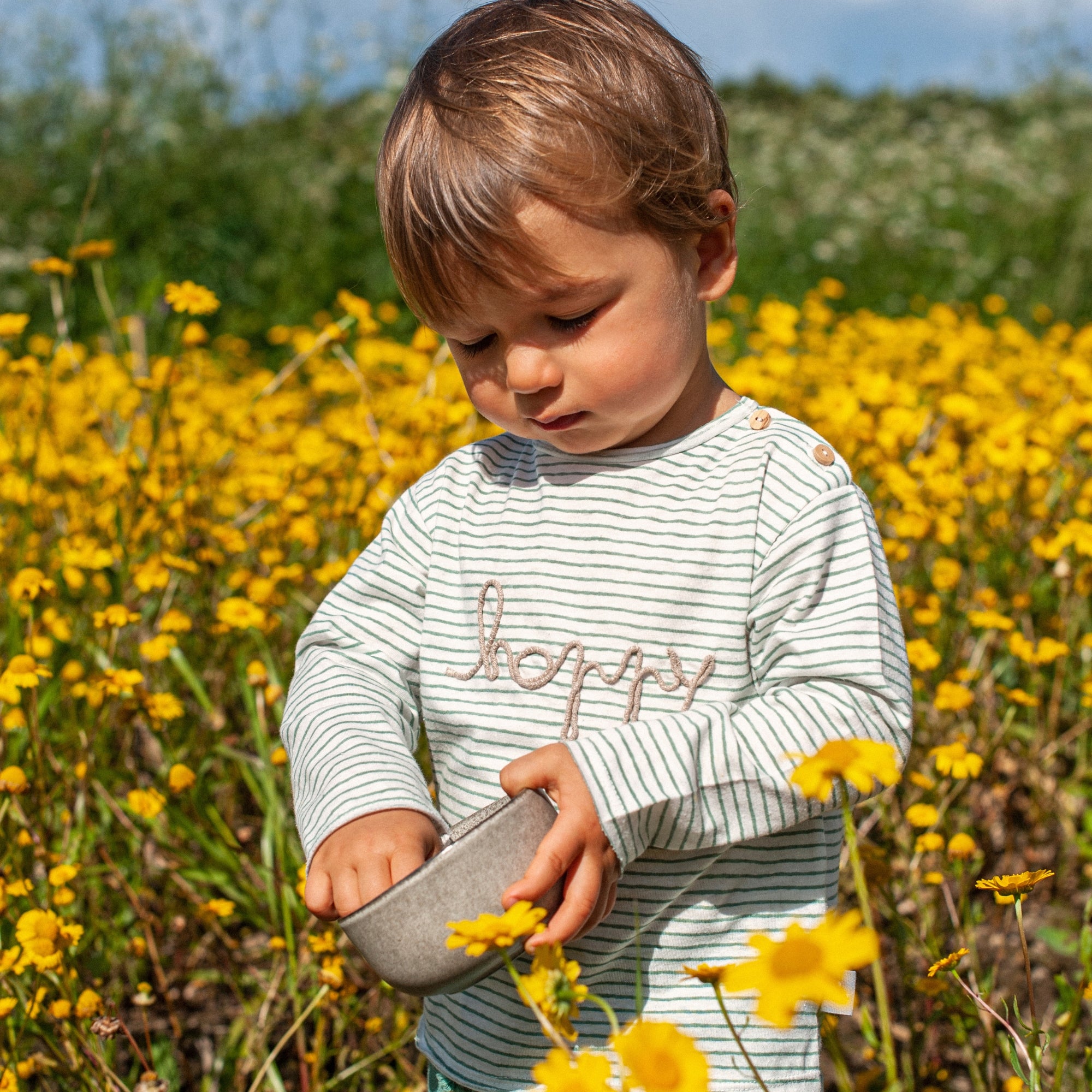 outfit-bambino-con-maglia-a-righe-verde-ricamo-happy