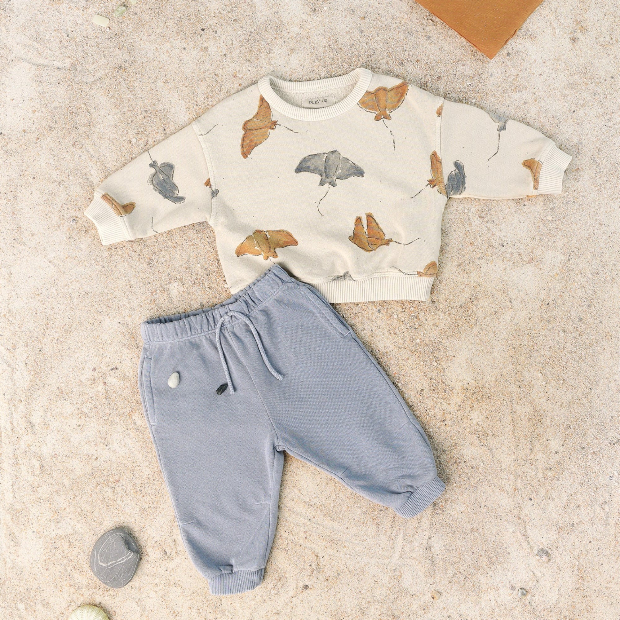 moda-bambini-outfit-felpa-con-stampa-razze-e-pantalone-felpa-azzurro-play-up