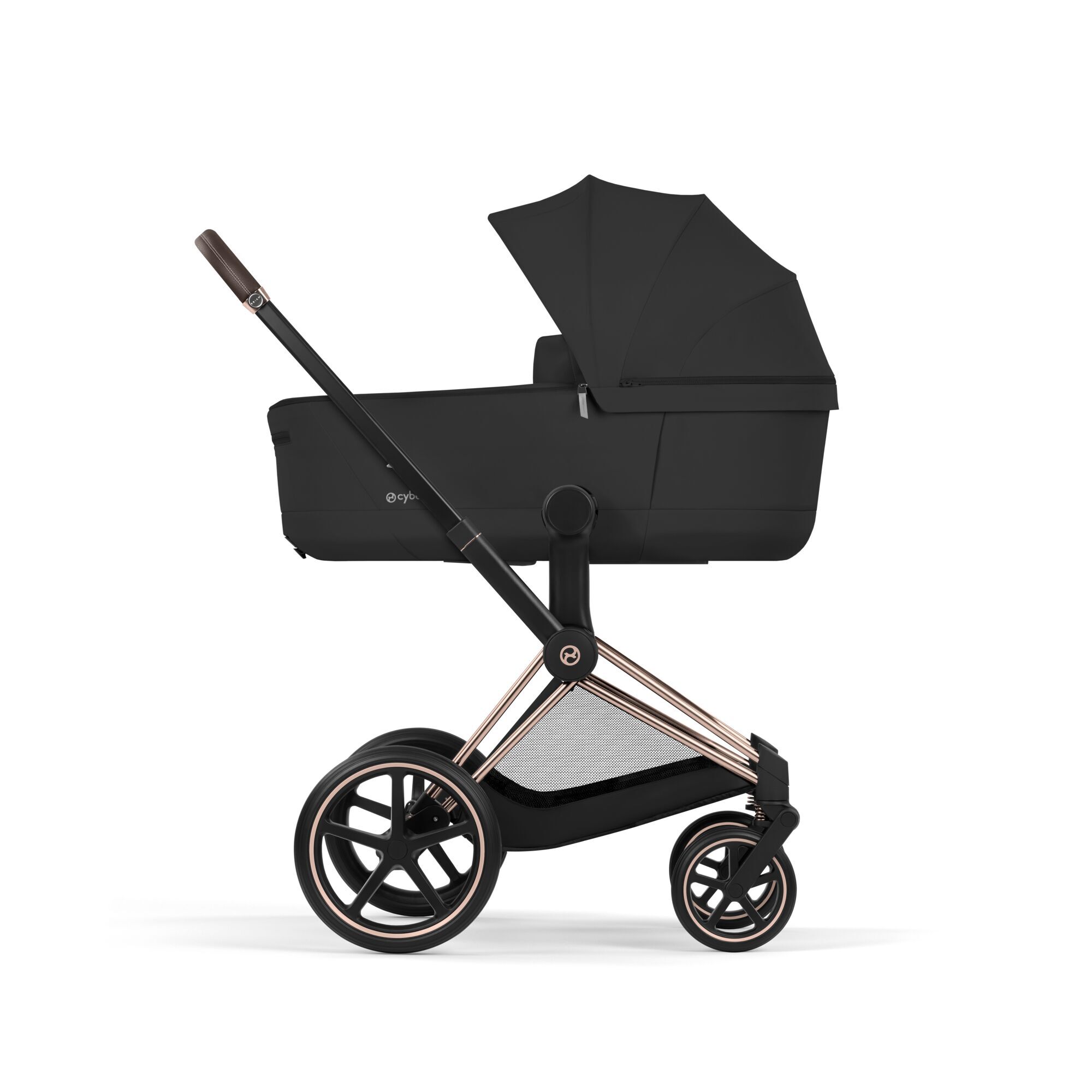 Il passeggino Priam unisce design elegante, comfort e praticità dalla nascita fino a circa 4 anni.
Modulare e compatto, è ideale per passeggiate quotidiane, viaggi e ogni fase della crescita.