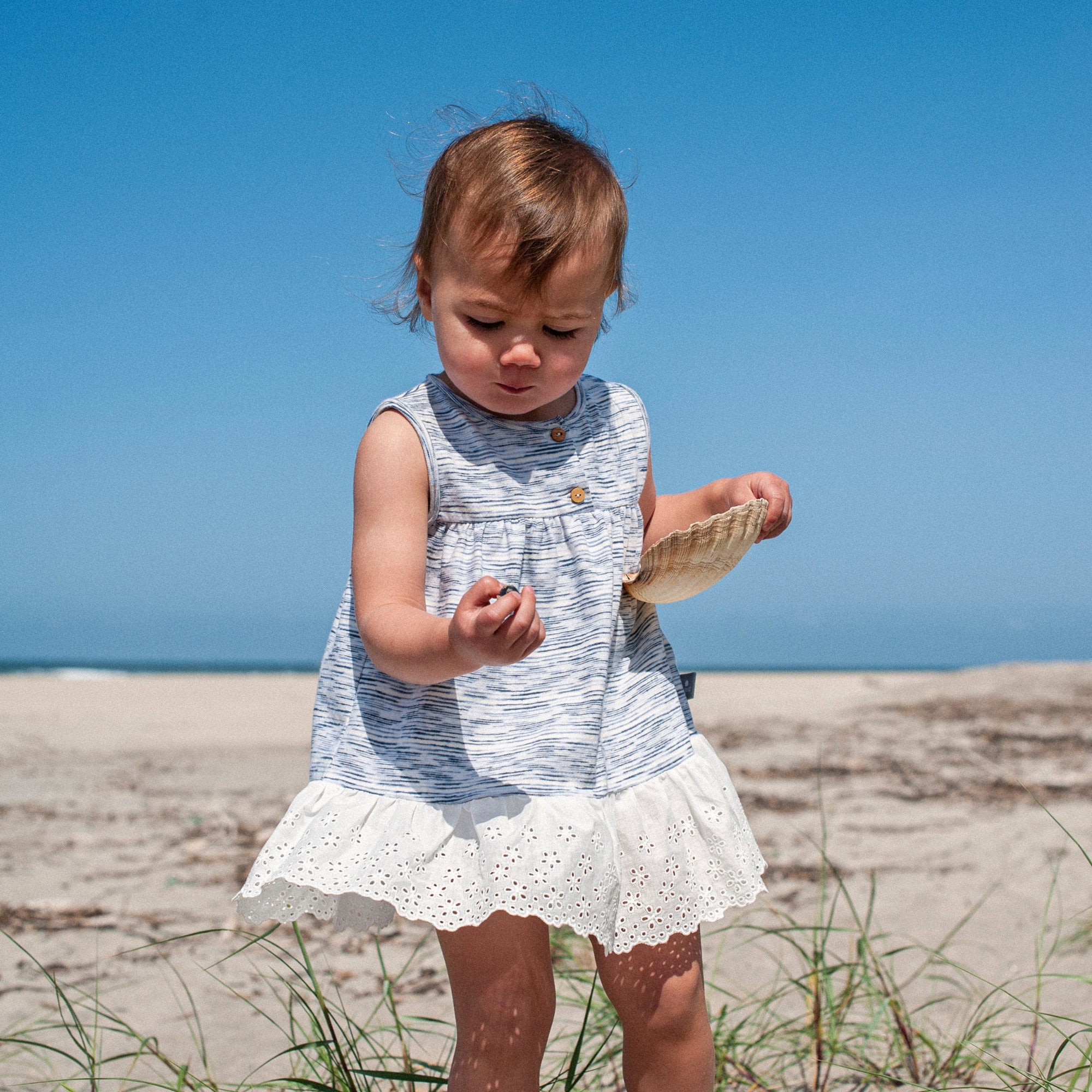 abito-fantasia-blu-e-bianco-a-canotta-con-orlo-in-sangallo-outfit-bambina