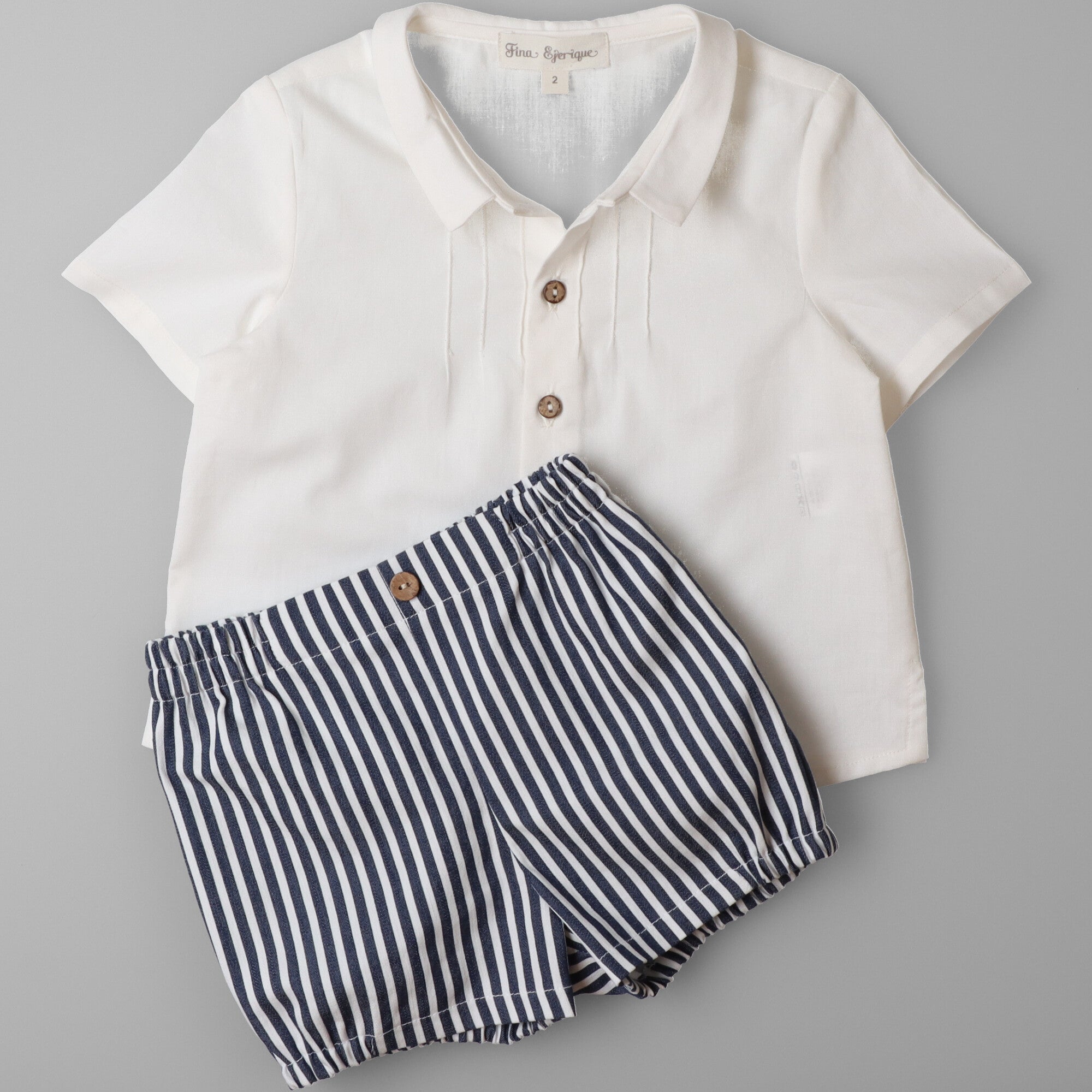 camicia-colore-bianco-e-pantalone-corto-a-righe-blu