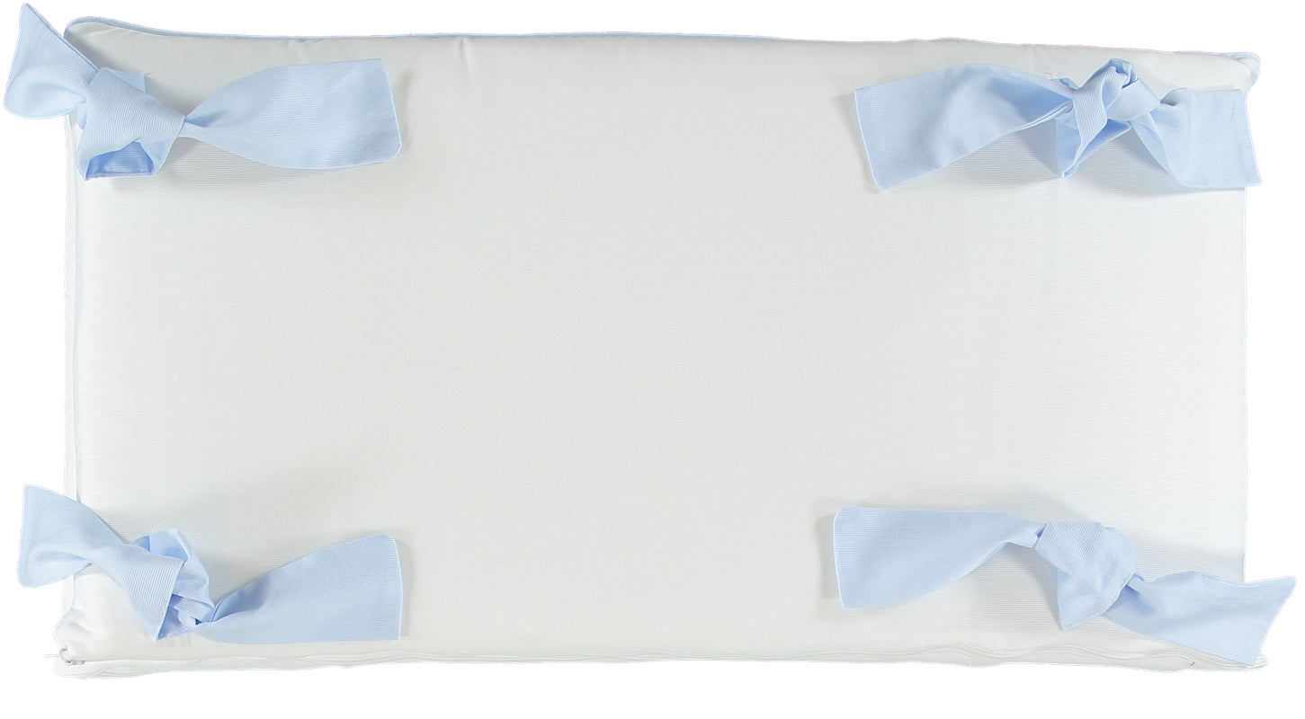 paracolpi-lettino-in-piquet-bianco-con-fiocchi-azzurri-sfoderabile-per-lettino-120x60cm