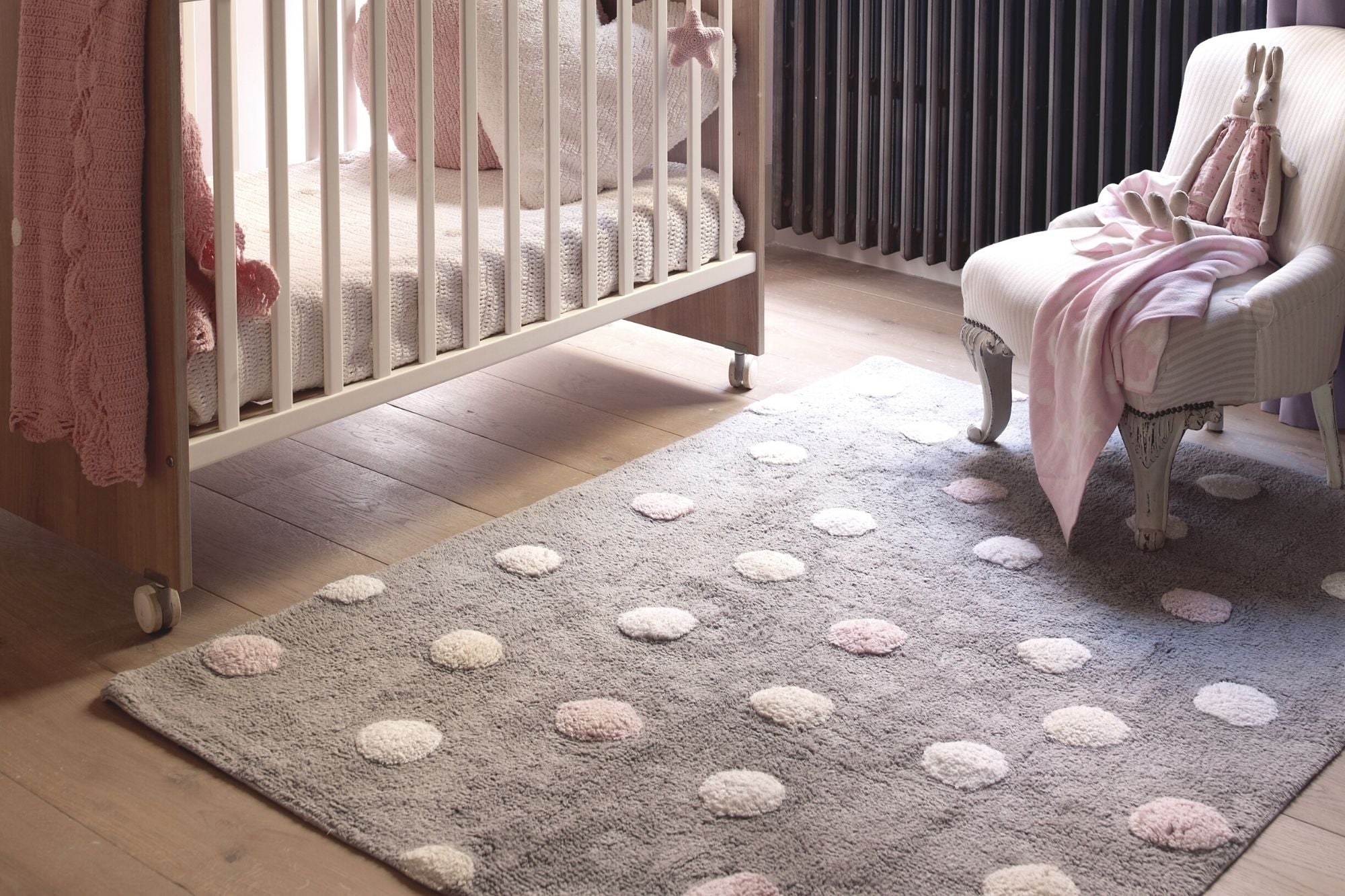 tappeto-in-cotone-colore-grigio-con-pois-rosa